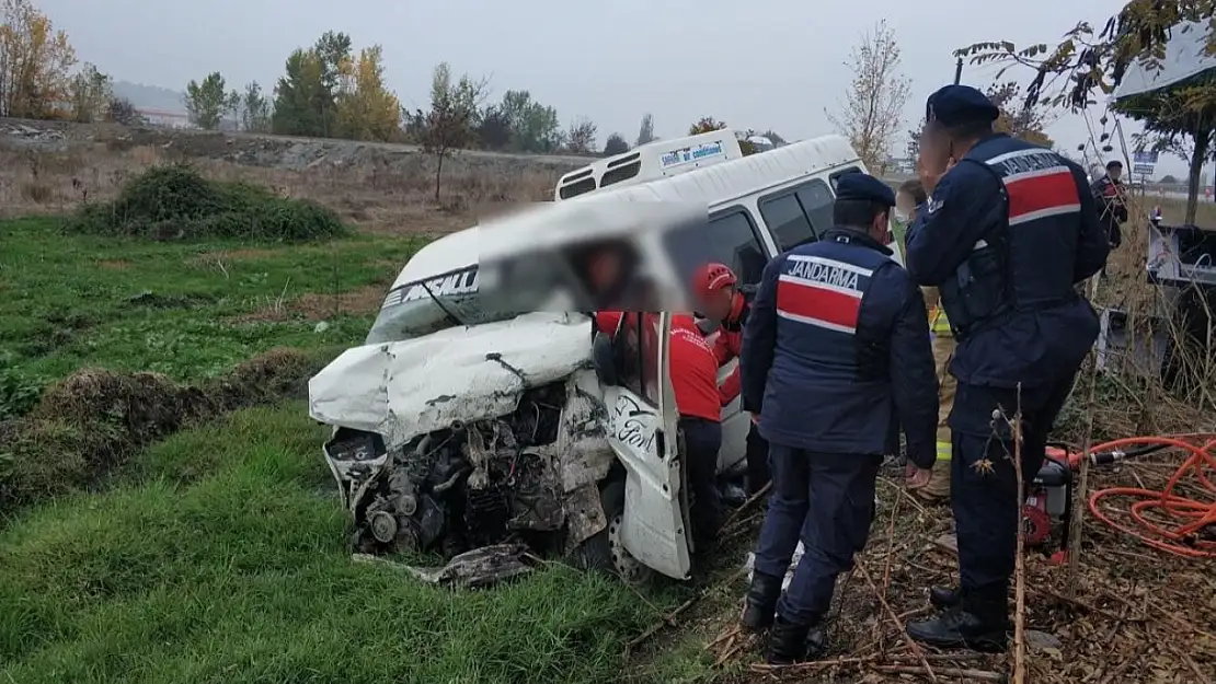 Zincirleme kazada sürücünün sıkıştığı araç çalıntı çıktı