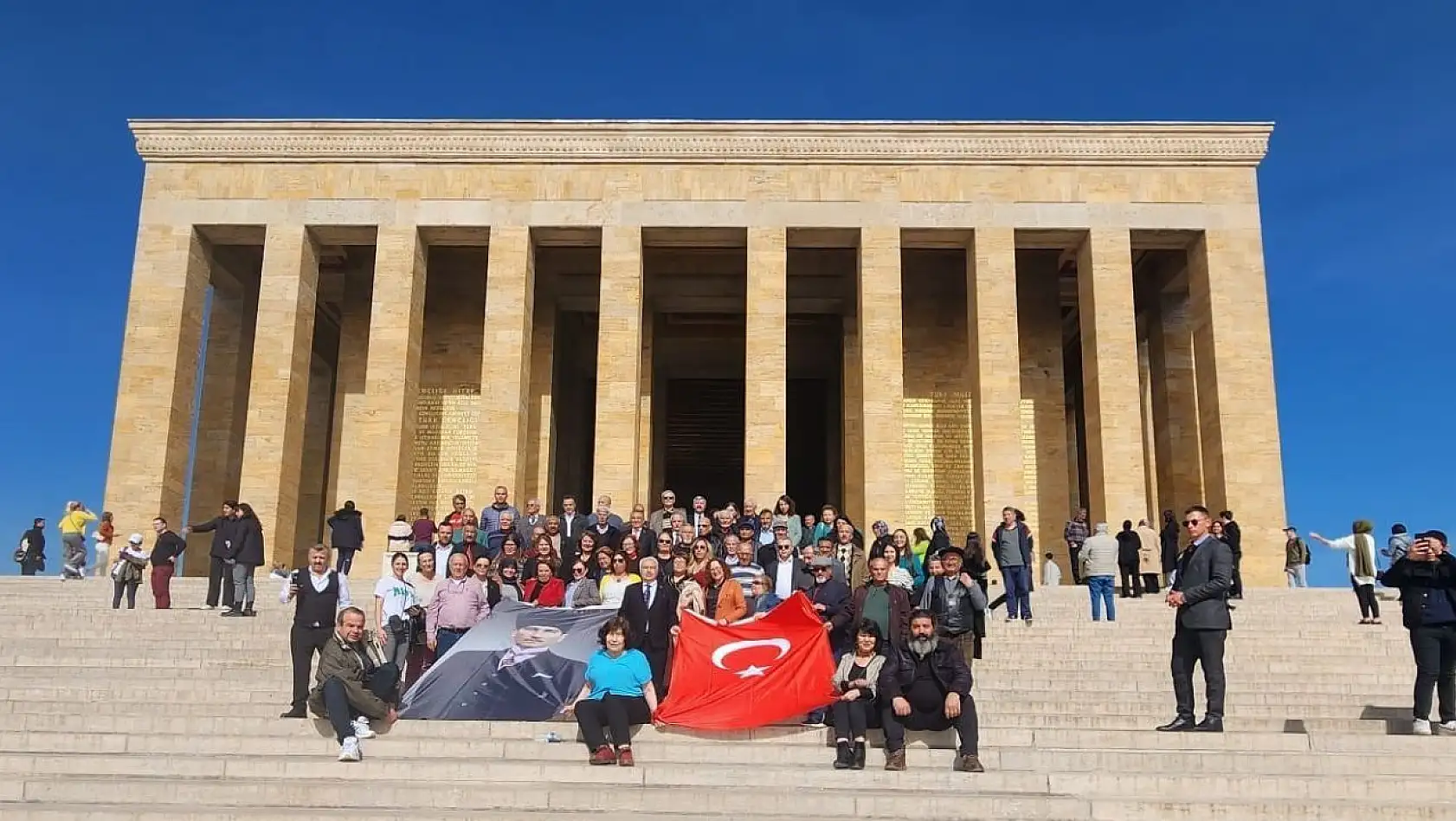 'Benim Vekilim İlhan Özcan' diyen 100 kişilik ekipten Ankara çıkartması