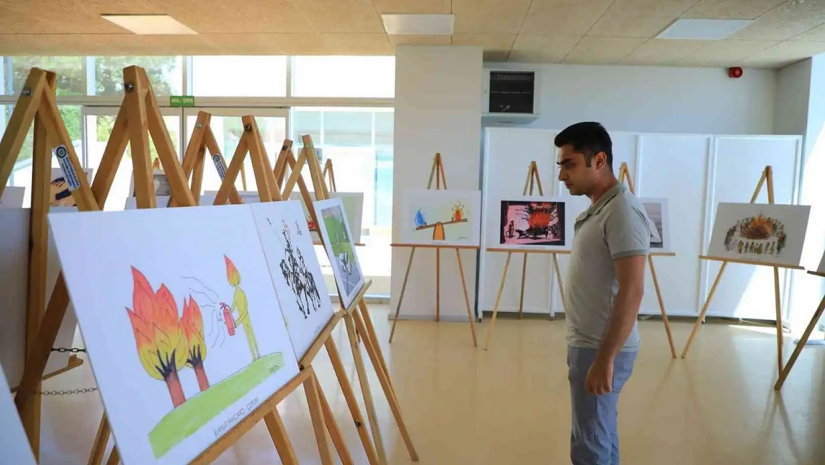 'Yangın' temalı karikatür yarışmasının eserleri sergileniyor