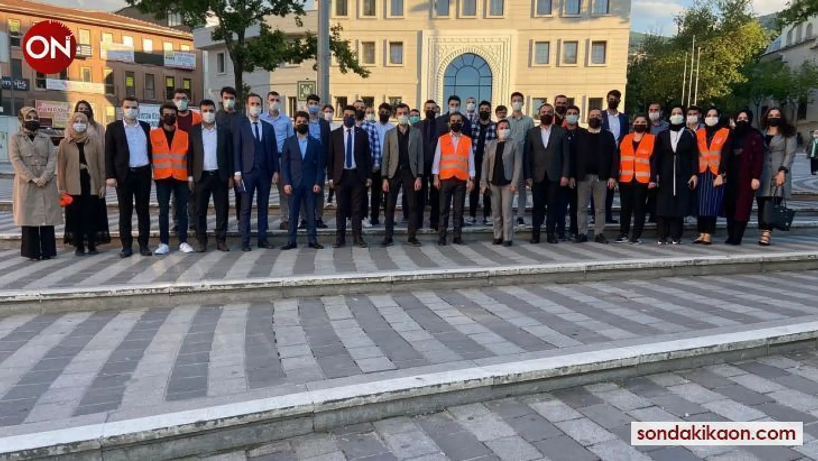AK gençler Bursaspor'un 58. yaş coşkusunu vatandaşlarla paylaştı