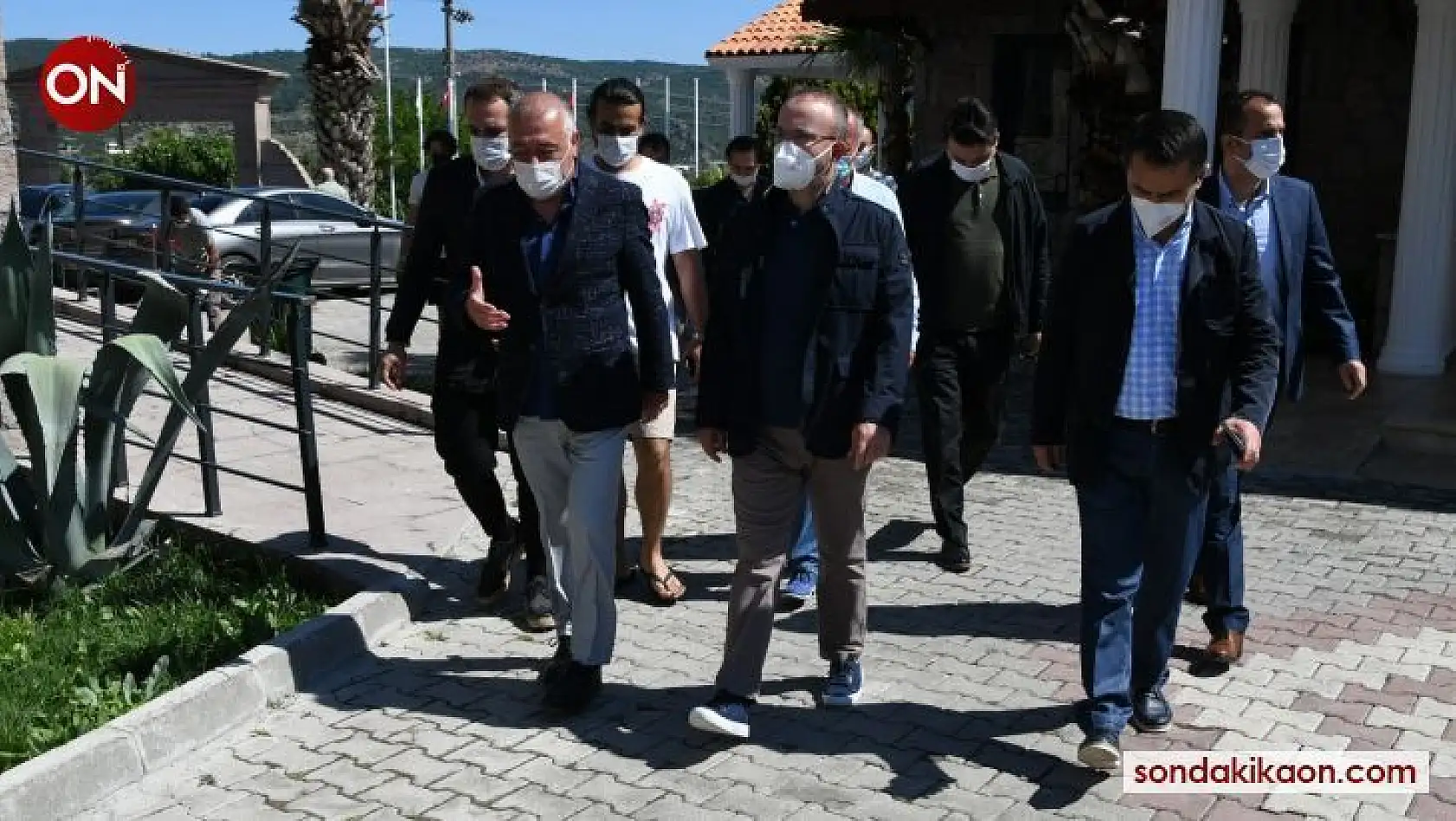 AK Parti'li Turan Assos'ta turizmcilerle bir araya geldi