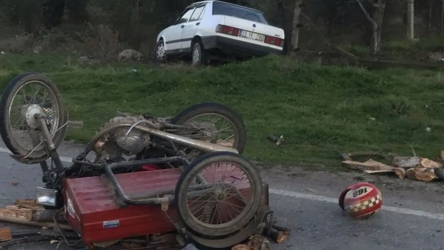 Alaşehir'de motosiklet traktöre çarptı: 1 ölü