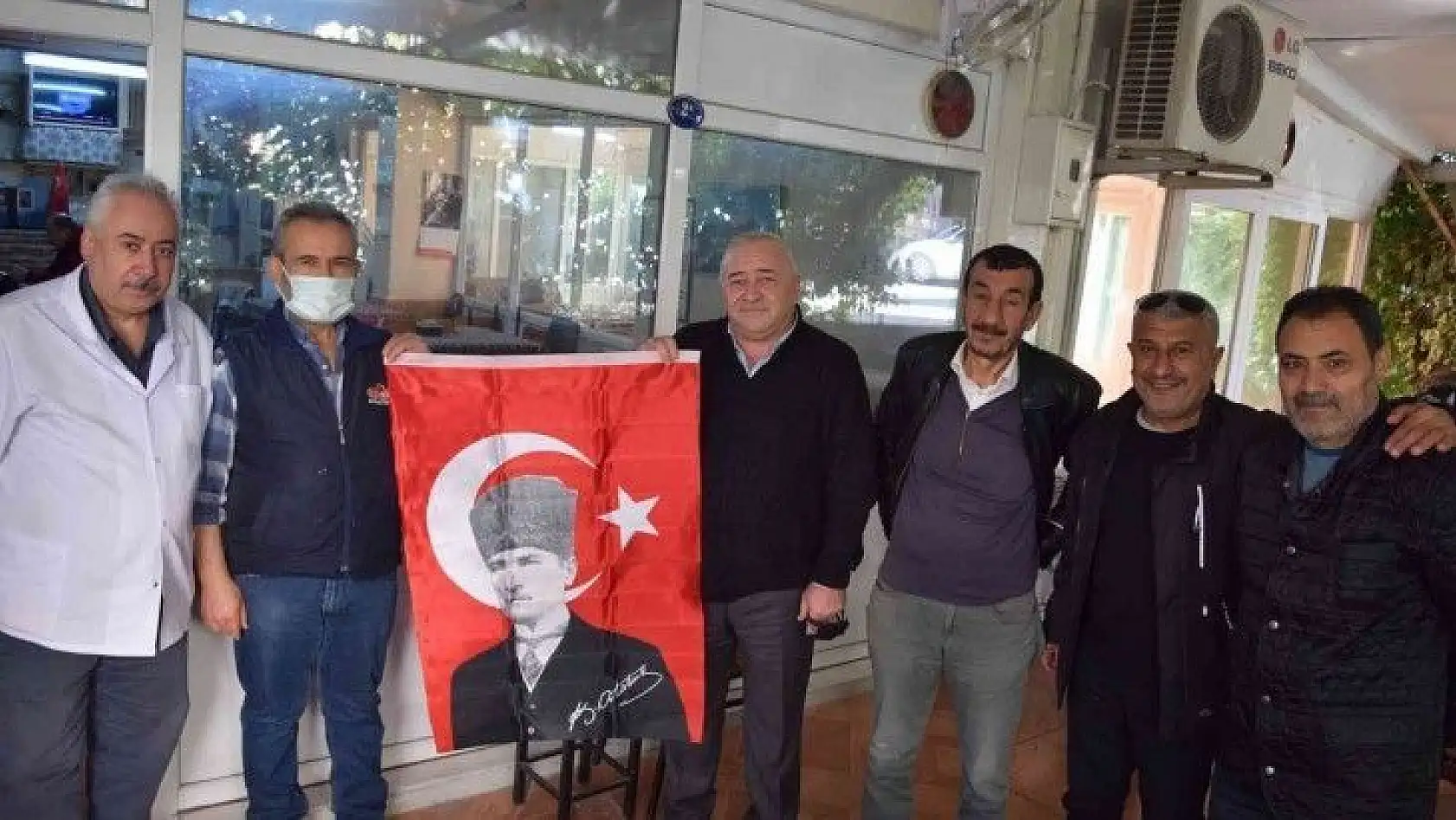 Aliağa'da Cumhuriyet Bayramı öncesi iş yerlerine Türk bayrağı dağıtıldı