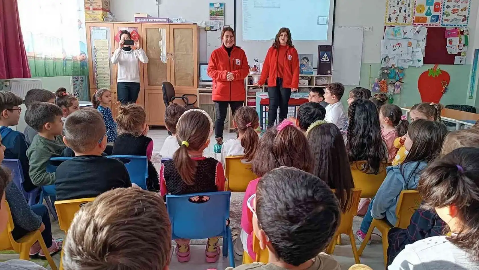 Anaokulu öğrencilerinden Kızılay'a kırtasiye malzemesi desteği