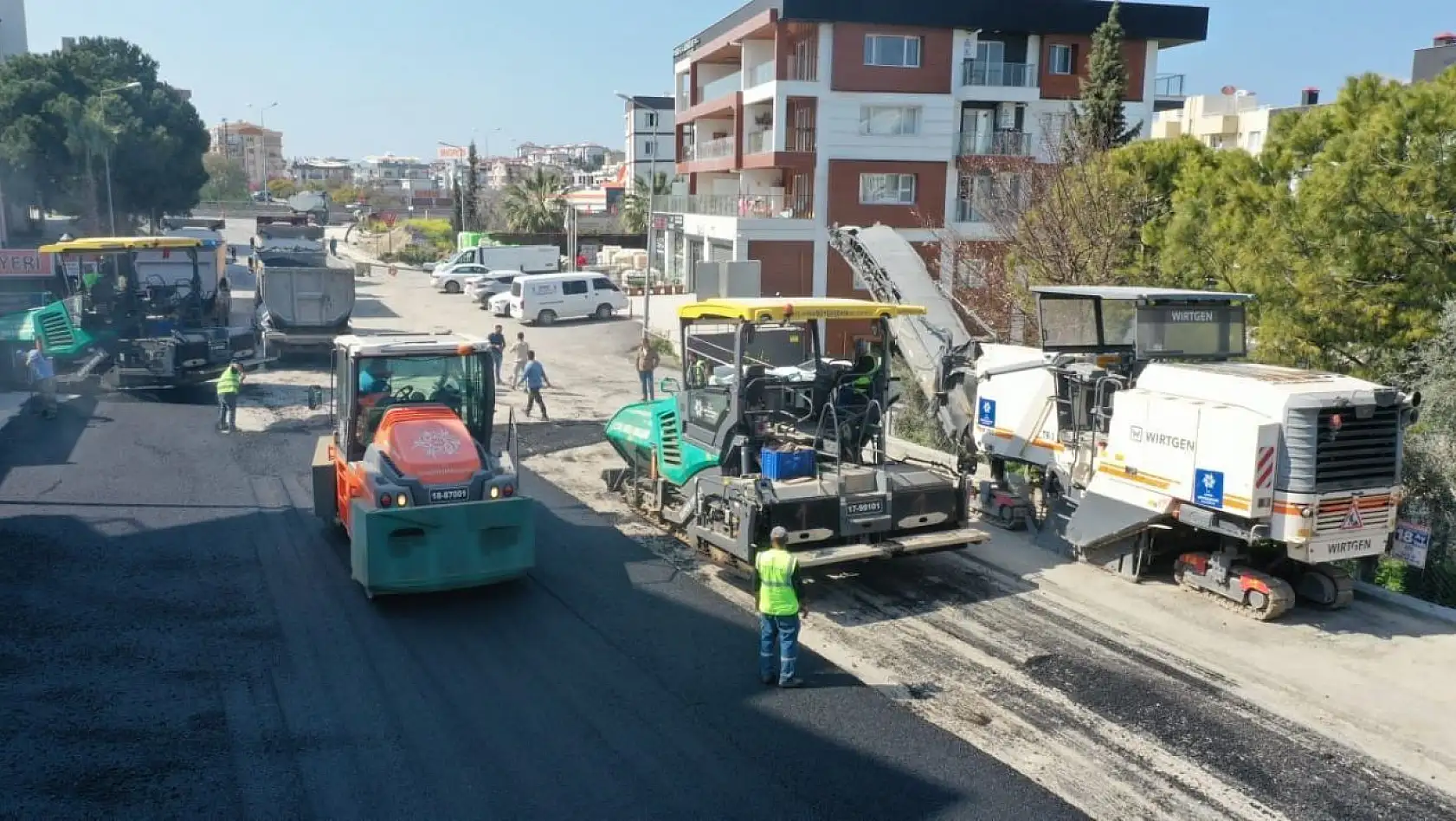 Aydın Büyükşehir Belediyesi Kuşadası'nda yol yapım çalışmalarına devam ediyor