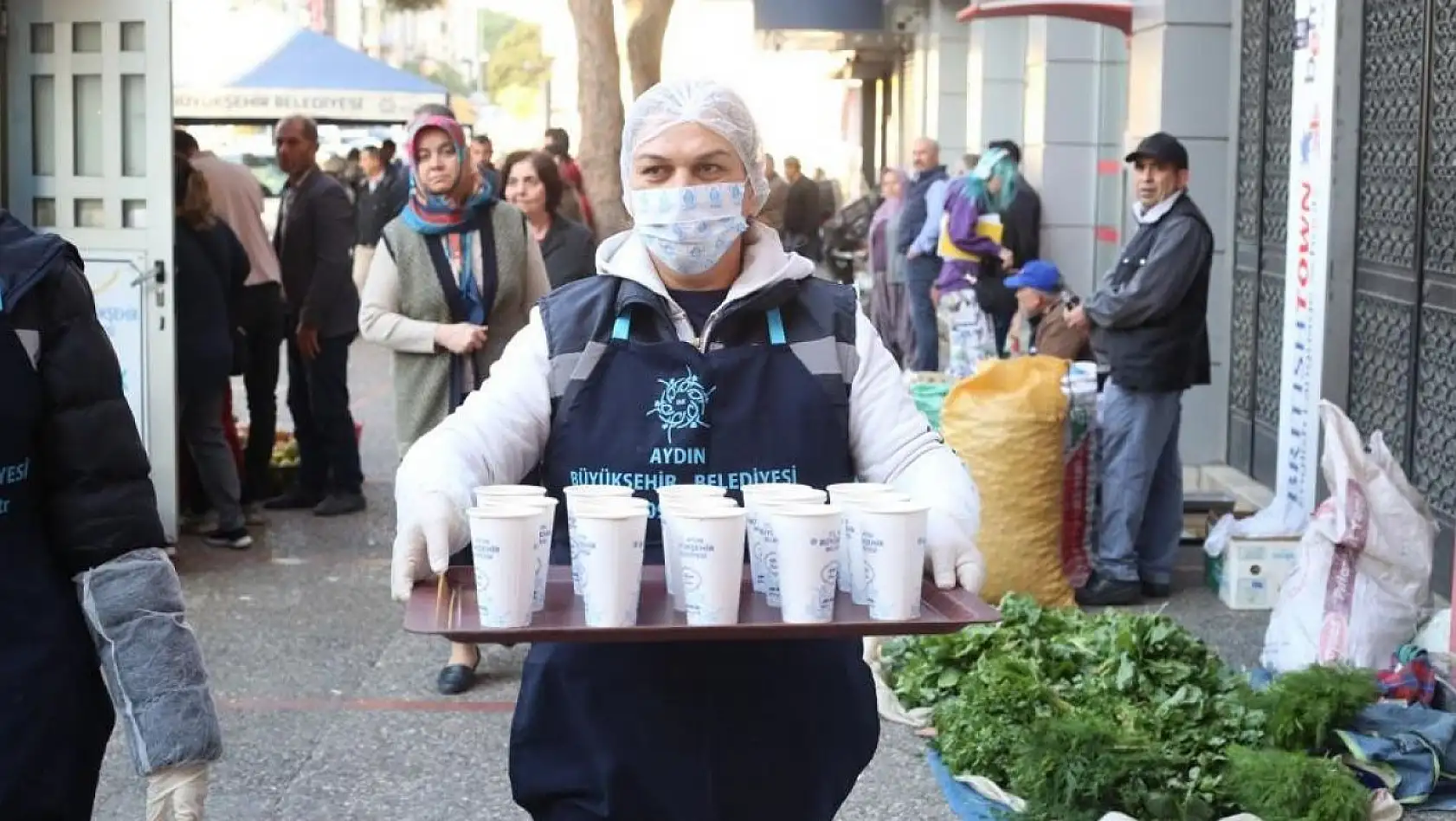 Aydın Büyükşehir Belediyesi sabahları sıcak çorba ikramına başladı