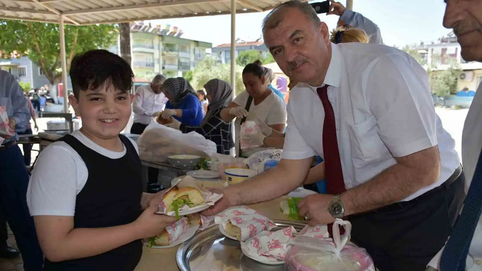 Aydın'da öğrencilerin balık ekmek keyfi