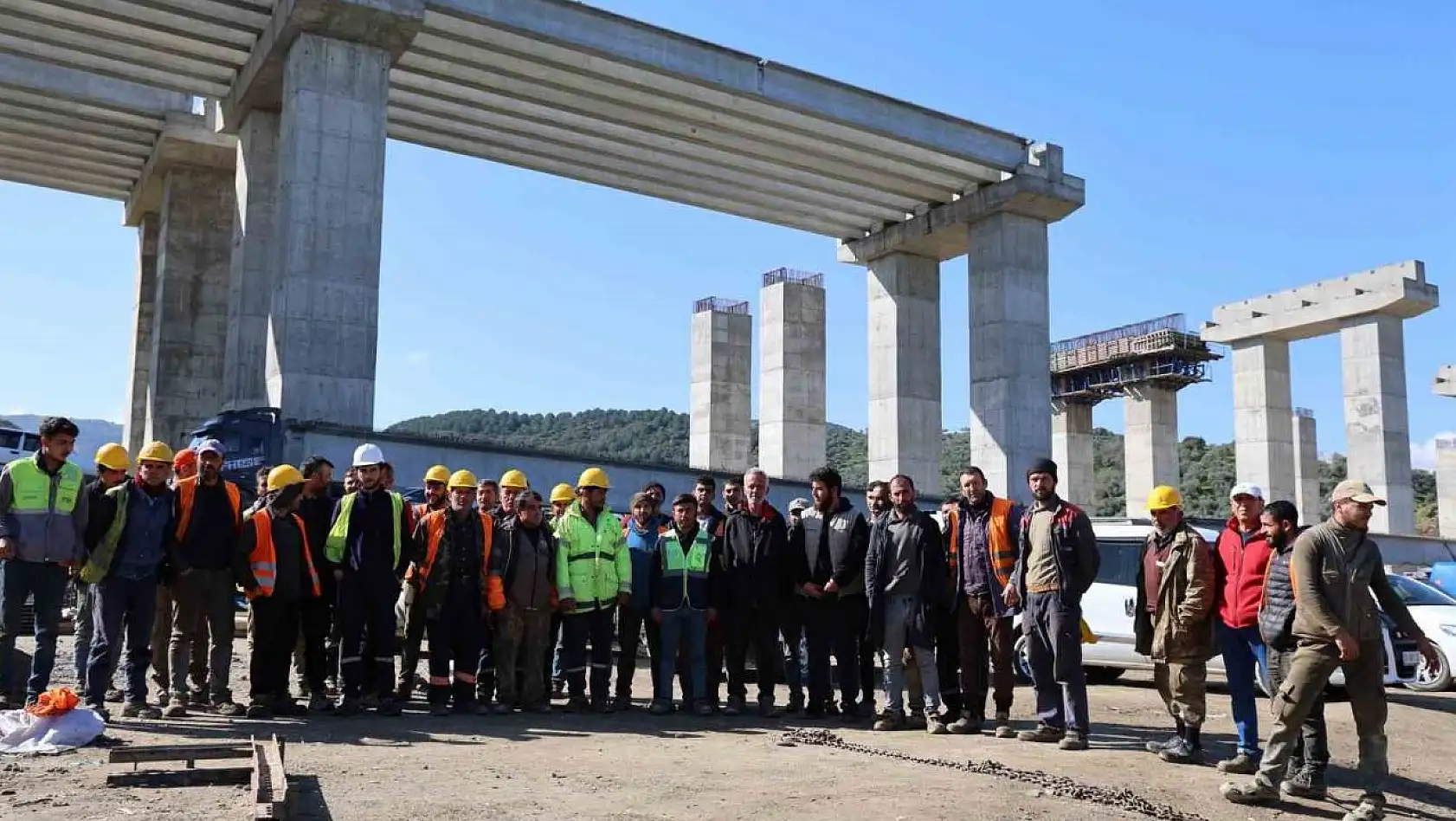 Aydın-Denizli Otoyolu'nda çalışan işçiler, aylardır paralarını alamadıkları gerekçesiyle grev başlattı