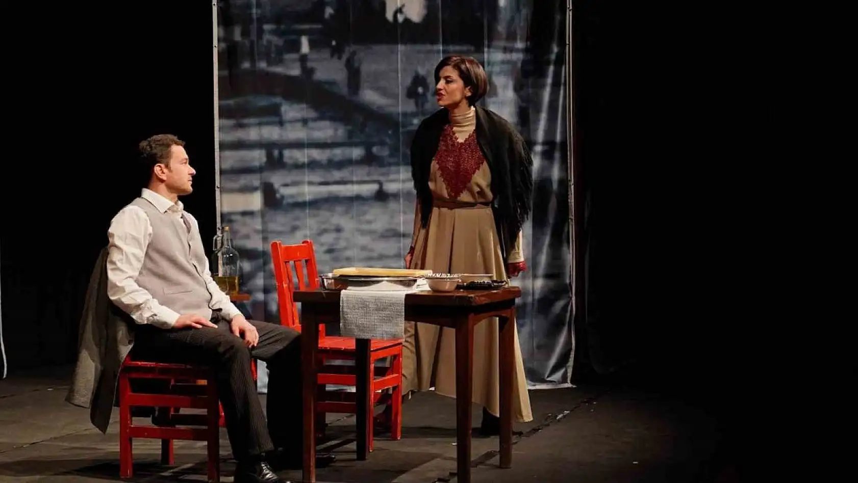 Ayvalık Belediye Tiyatrosu'ndan, Mübadelenin 100. Yılına özel oyun 'Seni Alırsa Fırtına'