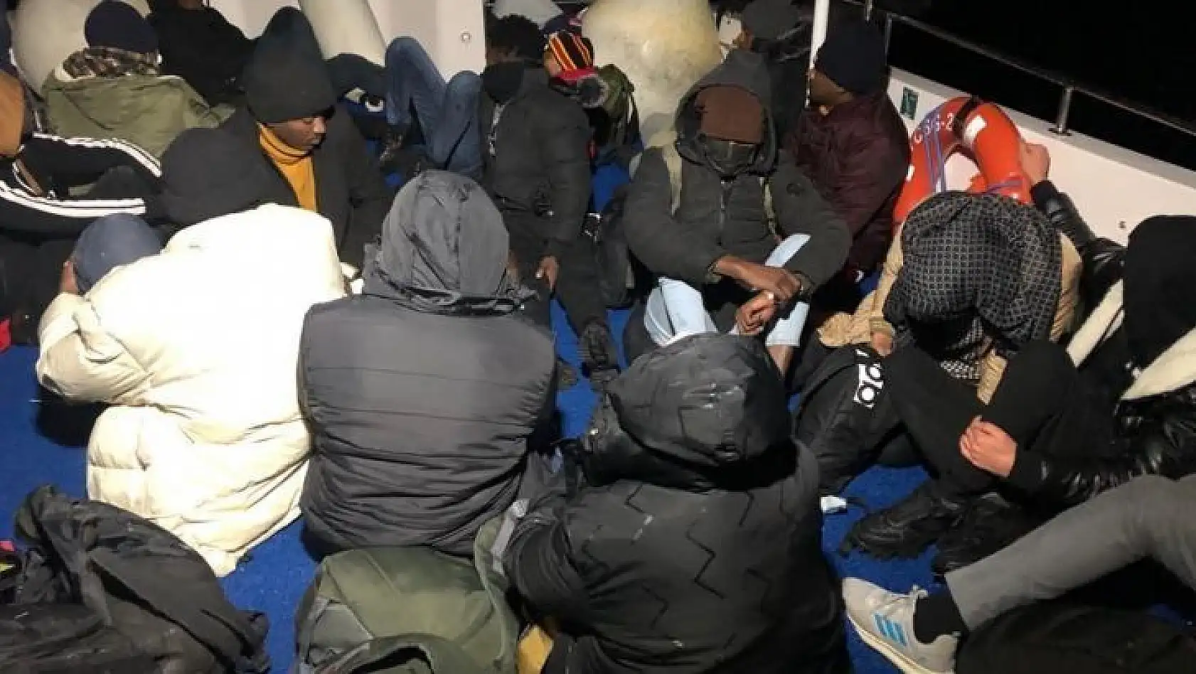 Ayvalık'ta denizde ölümle burun buruna gelen 20 düzensiz göçmen kurtarıldı
