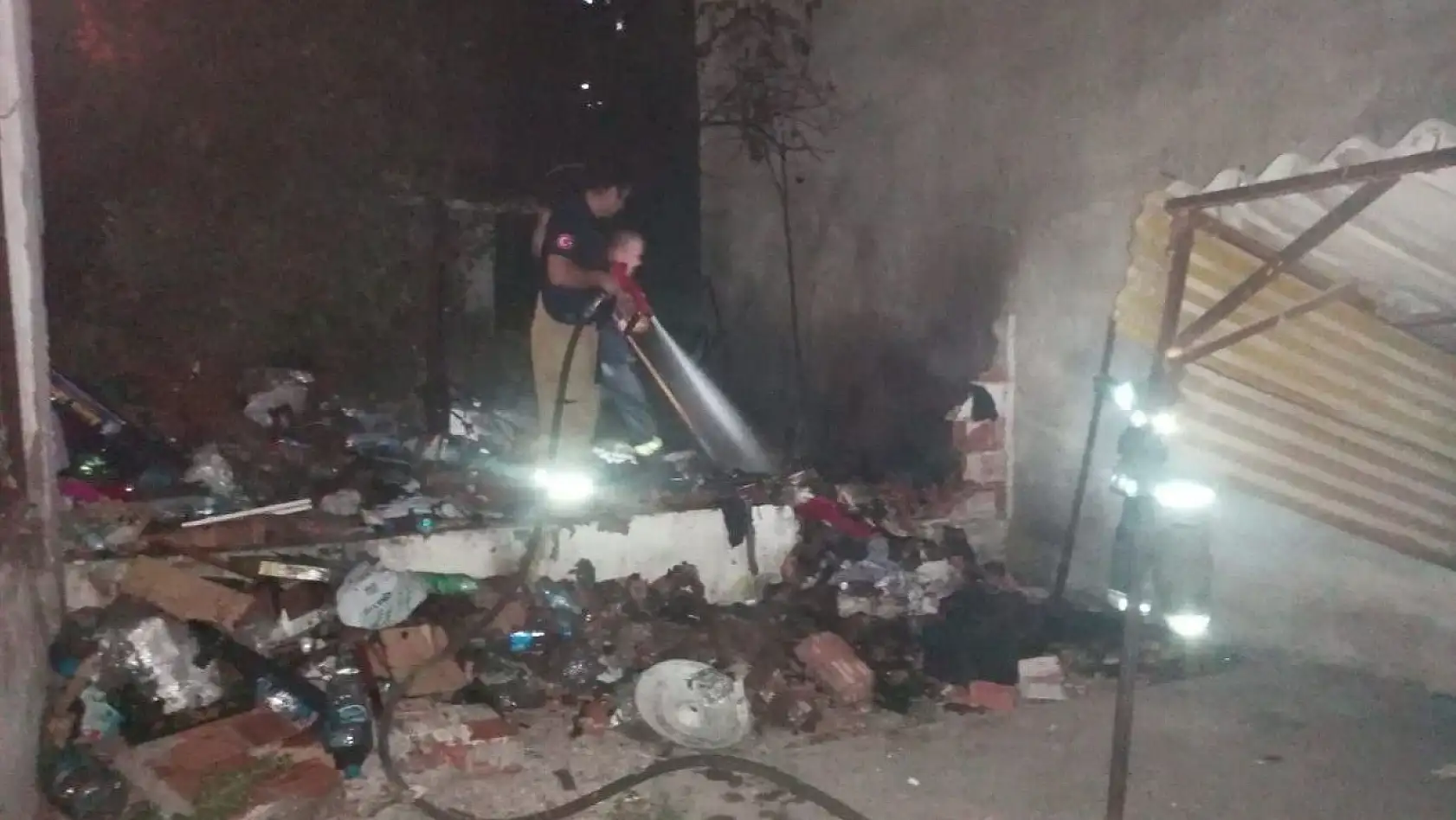 Balıkesir'de metruk binada yangın