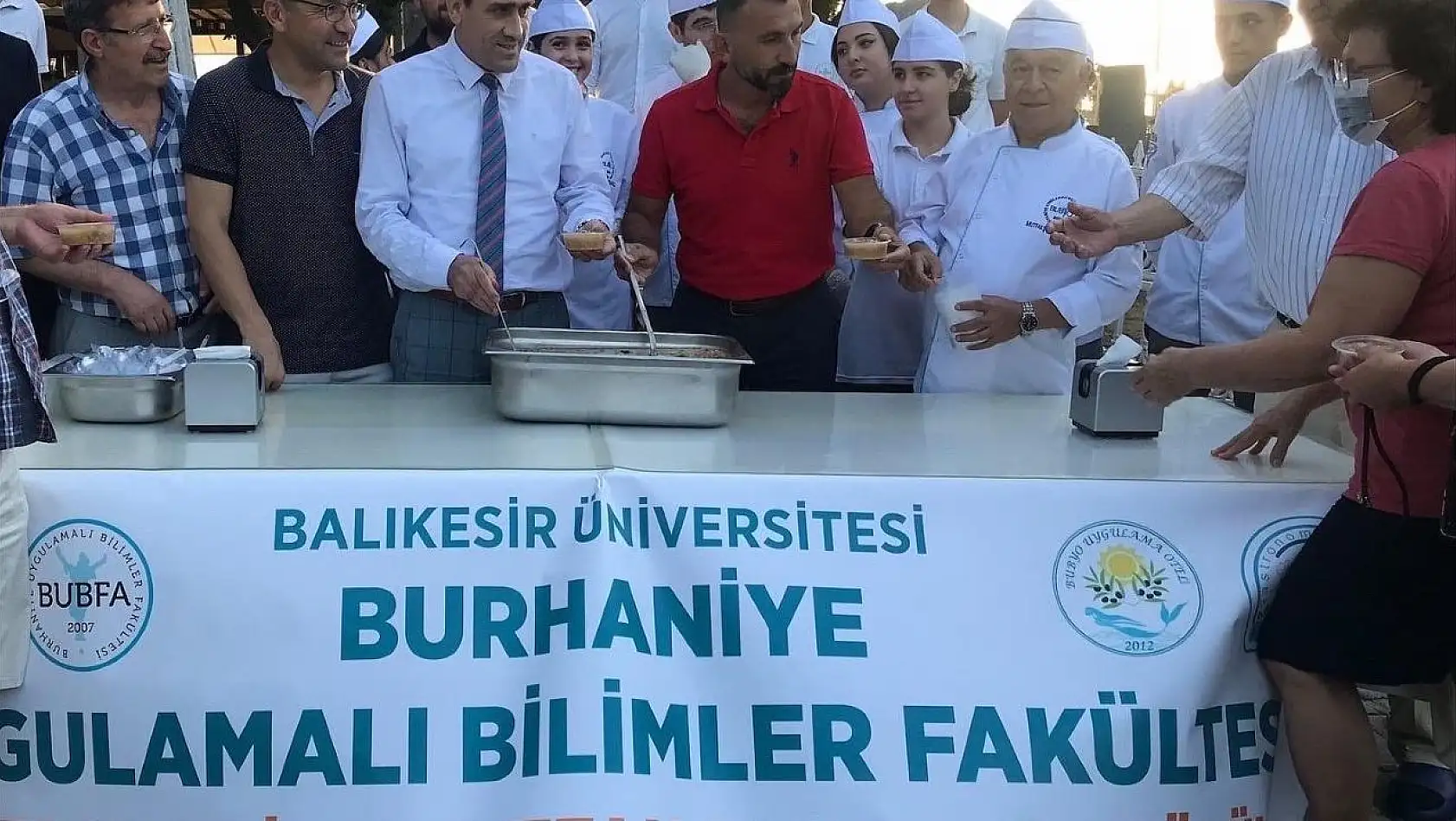 Balıkesir'de üniversiteli gençler bin kişiye aşure ikramı yaptı