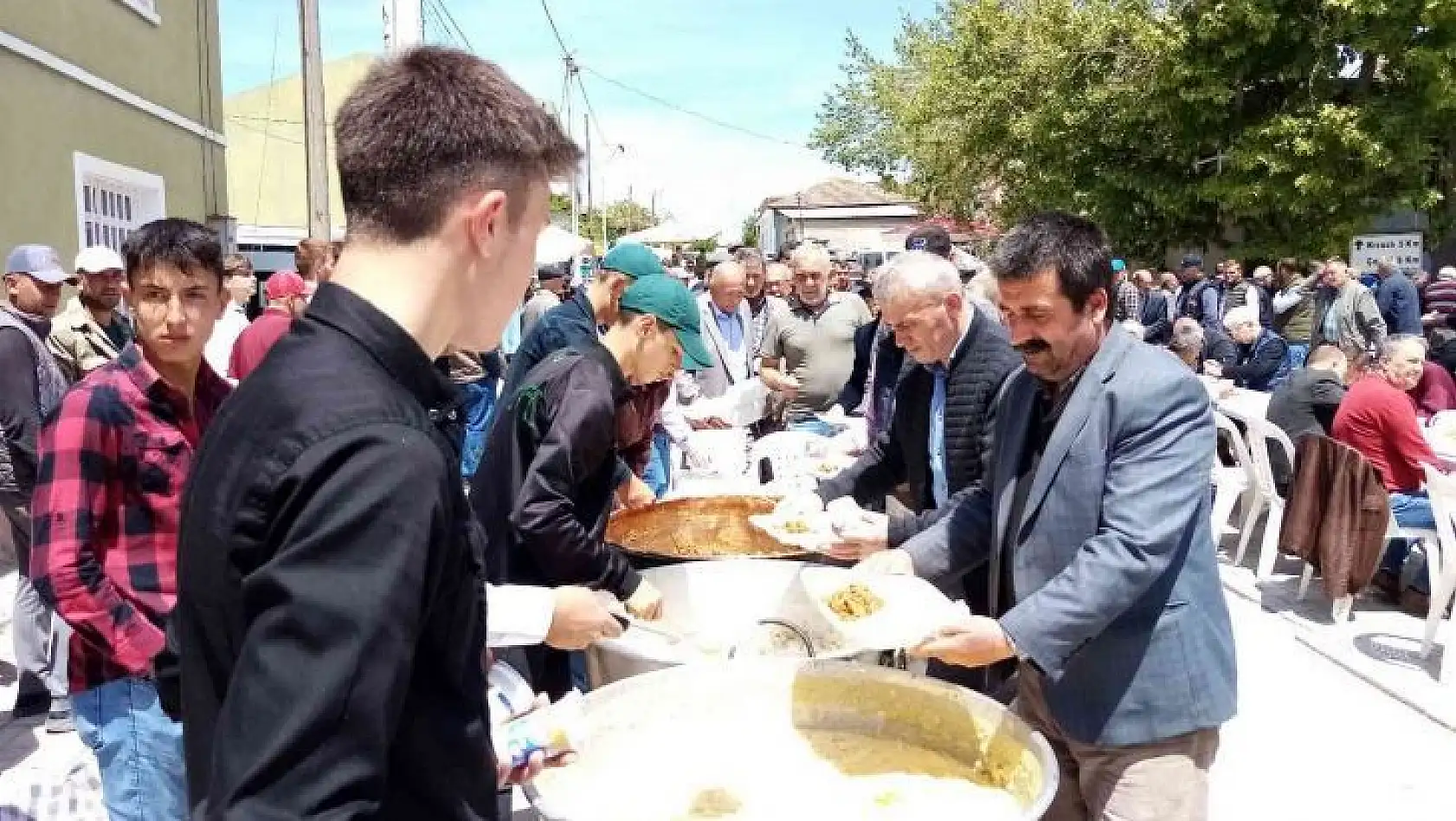Bandırma Doğa Mahallesinde binlerce kişiye  hayır yemeği verildi