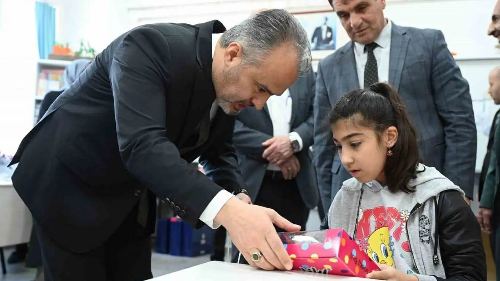Başkan Aktaş'tan özel öğrencilere hediyeler