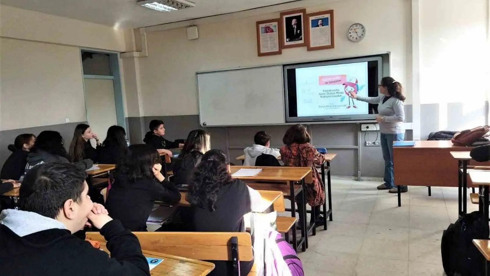 Bergama'nın kültürel mirası okul okul gezilerek anlatılıyor