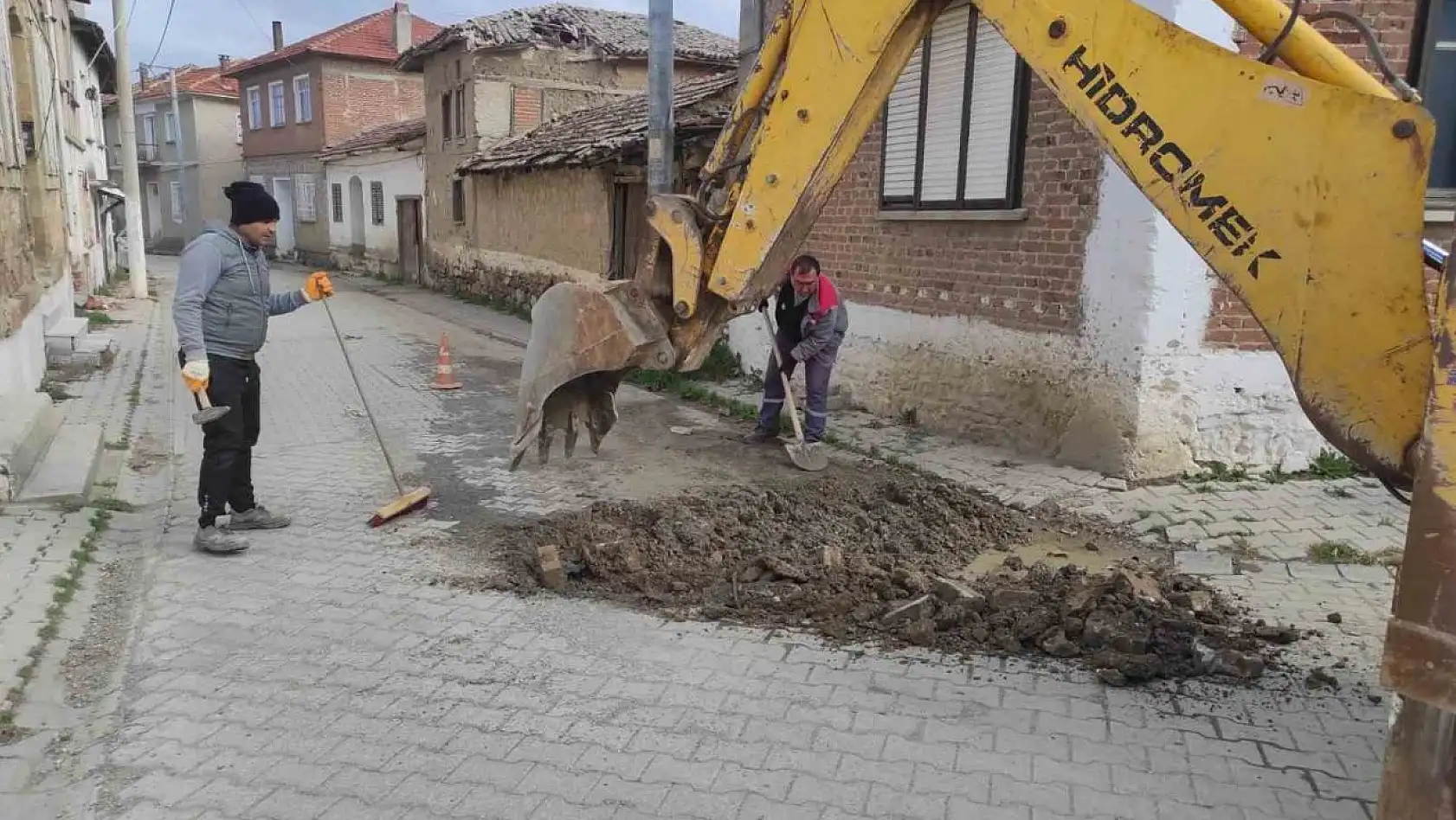 Burhaniye'nin kırsal mahallelerinde yol çalışmaları devam ediyor