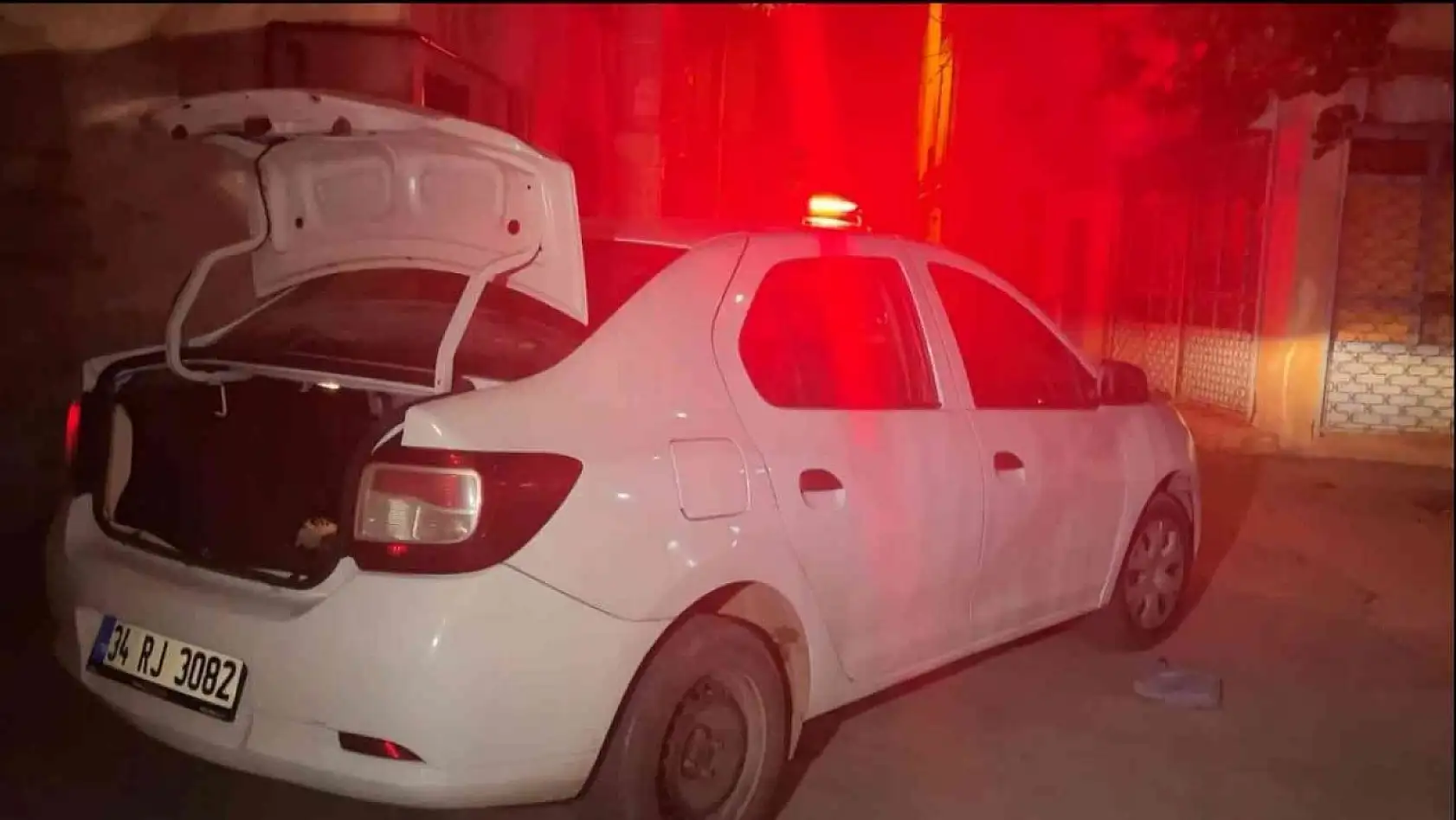 Bursa'da çalıntı araçla polisten kaçtı: 30 kilometre sonra aracın altında kıskıvrak yakalandı