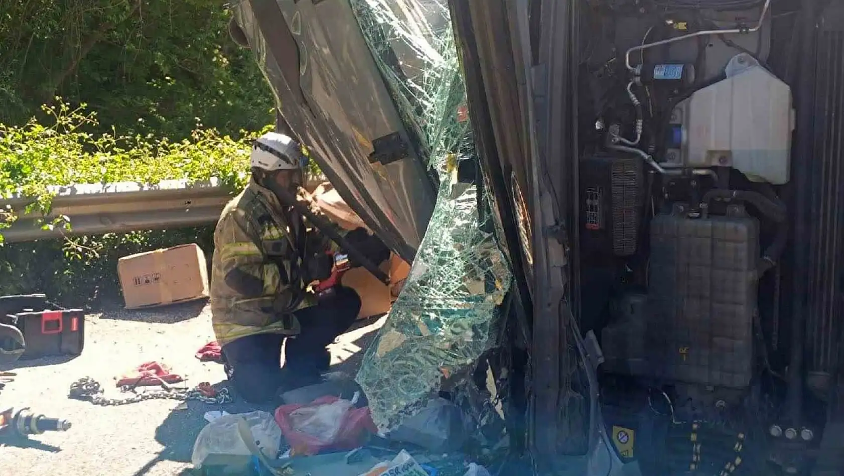 Bursa'da devrilen tırın sürücüsü hayatını kaybetti