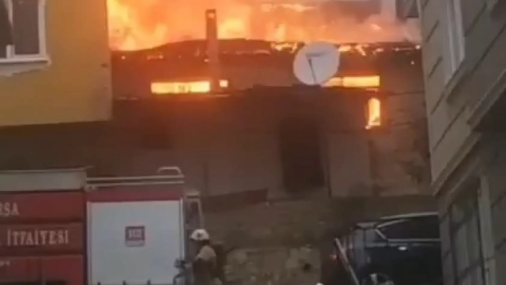 Bursa'da eski bina alev alev yandı
