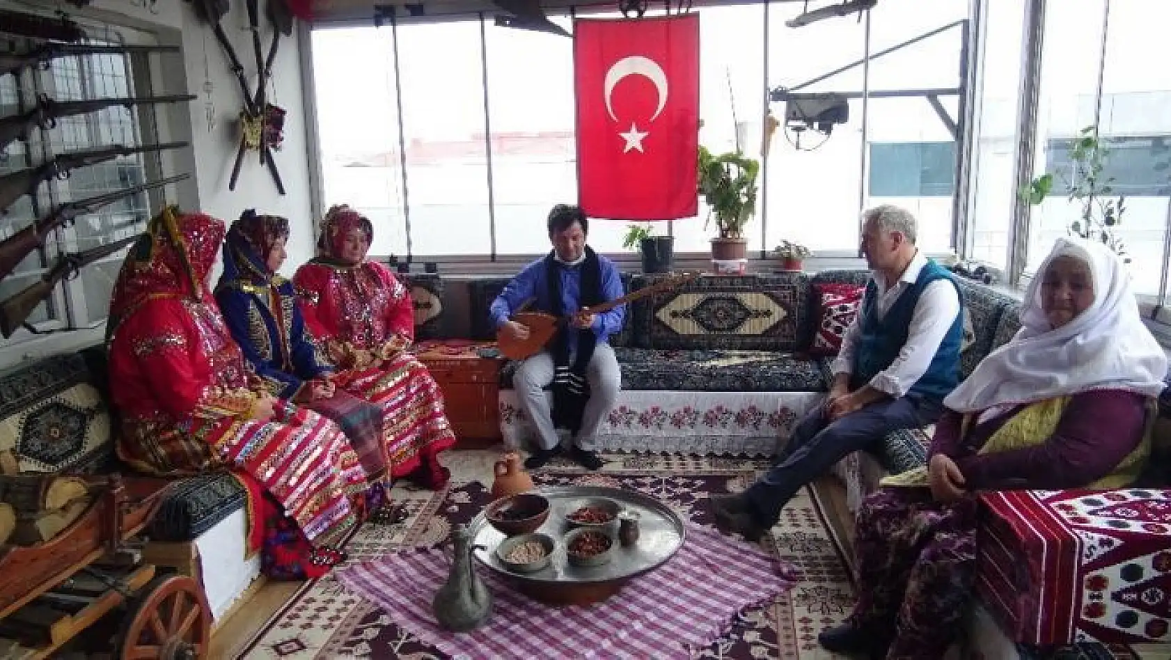 Bursa'da evlerinde biriktirdikleri antika eşyalarla Yörük kültürünü yaşatıyorlar
