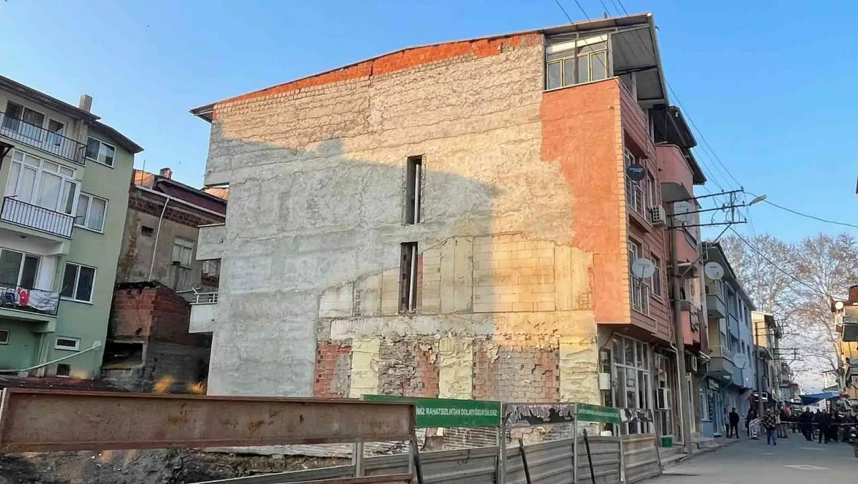 Bursa'da hareketli saatler...Çökme tehlikesi olan 4 katlı  bina boşaltıldı