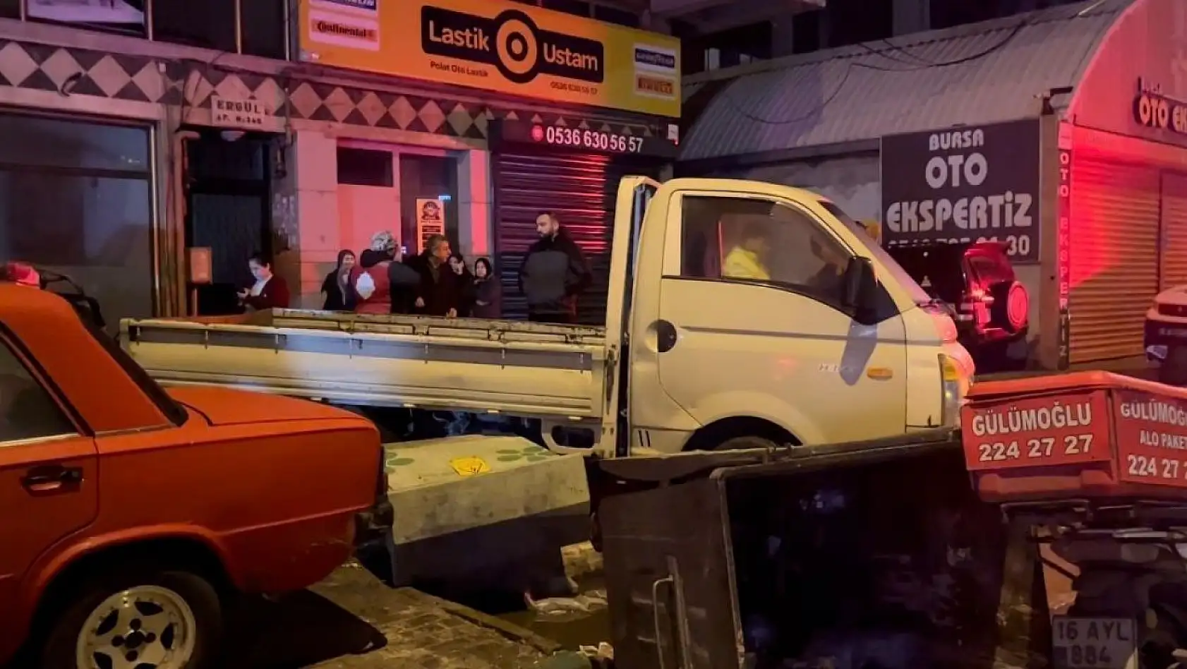 Bursa'da kontrolden çıkan otomobil, park halindeki araçlara çarptı: 1 ağır yaralı