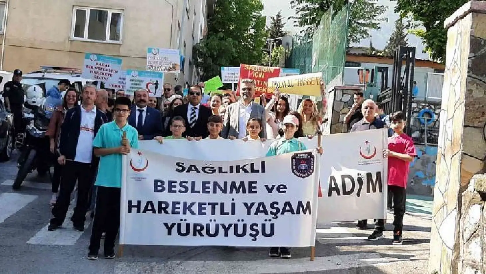 Bursa'da öğrencilerden 'Sağlık için hareket et' yürüyüşü