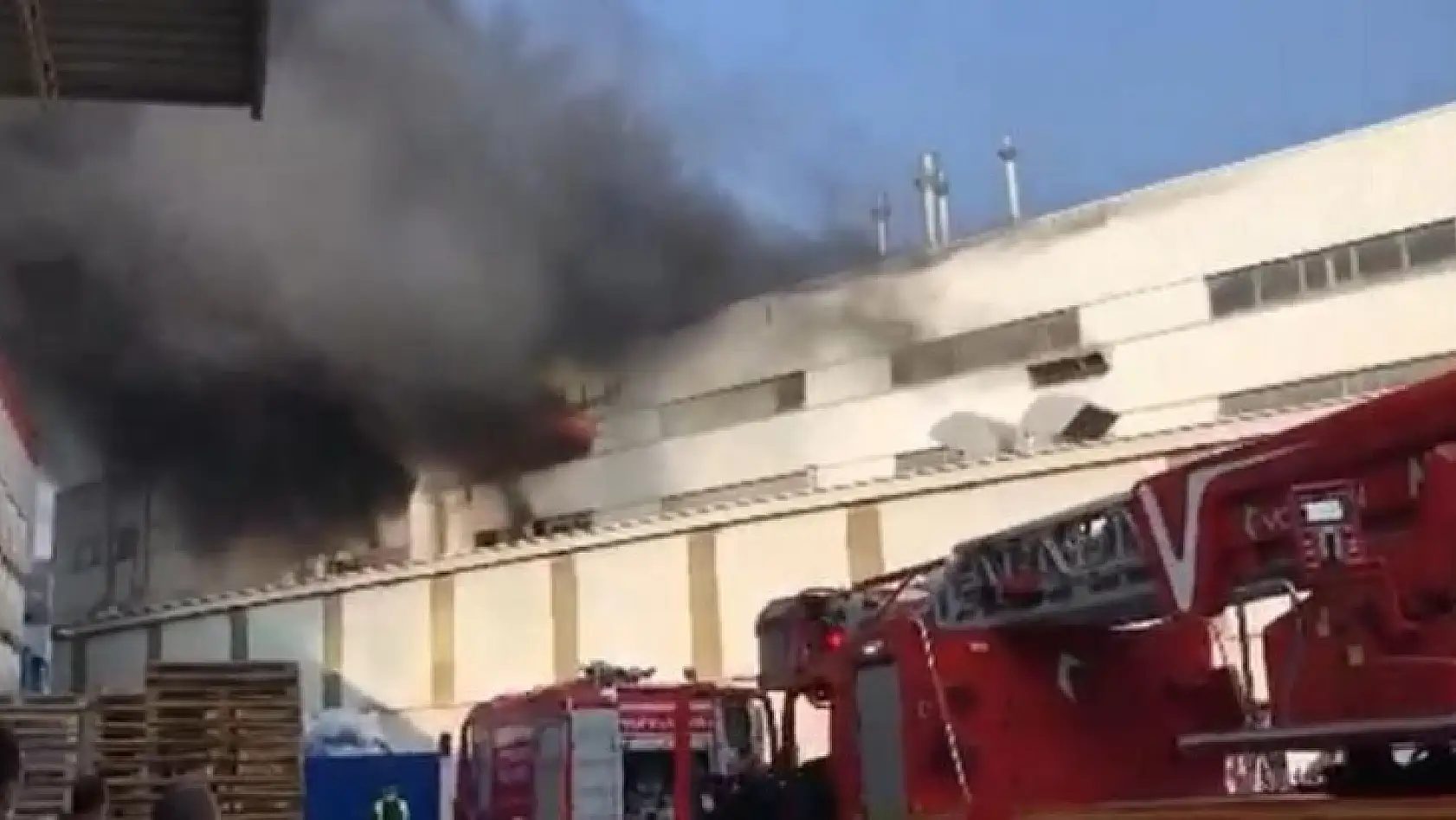 Bursa'da Organize Sanayi Bölgesi'nde fabrika yangını söndürüldü