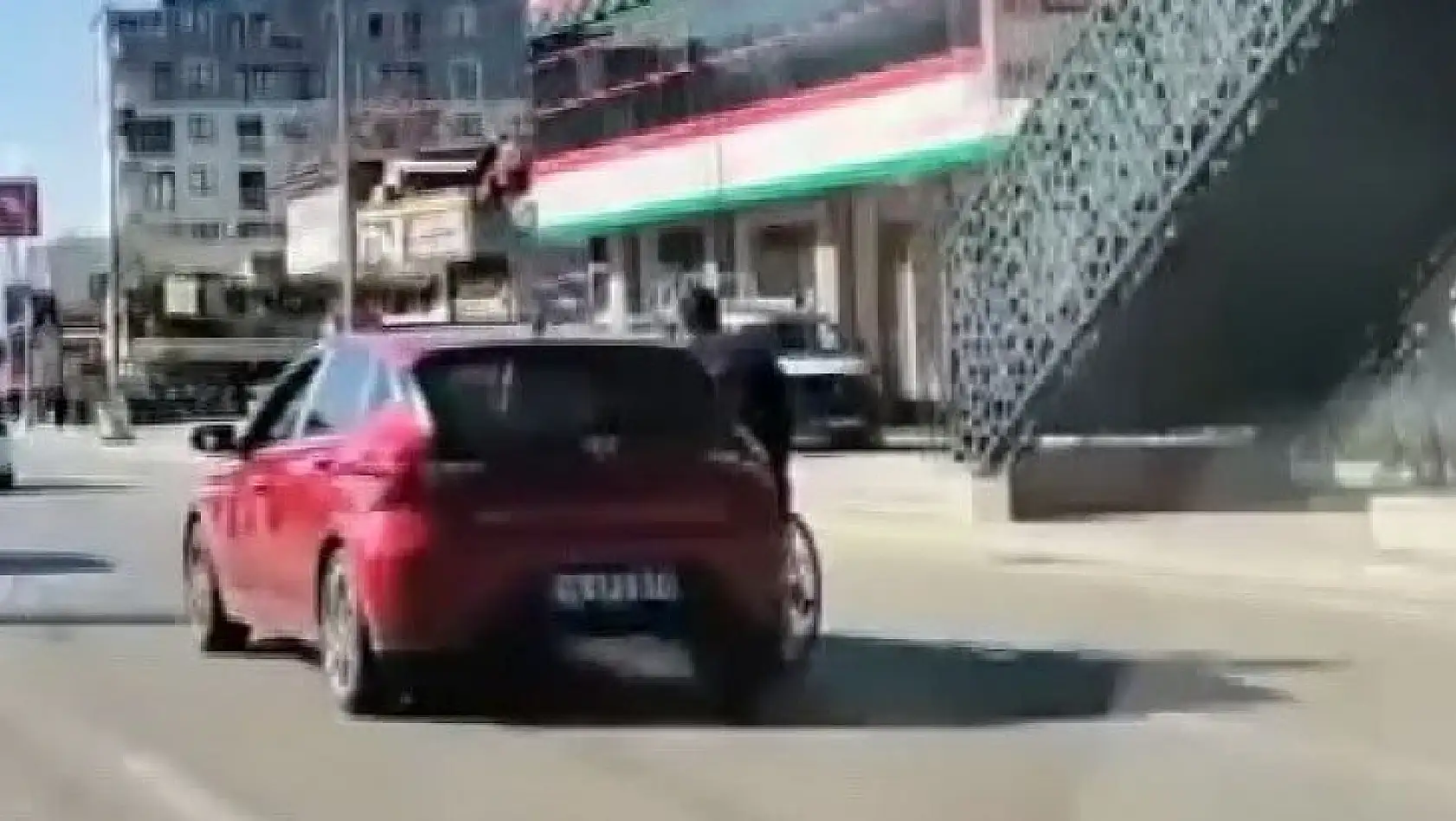 Bursa'da otomobile tutunan genç canını böyle tehlikeye attı