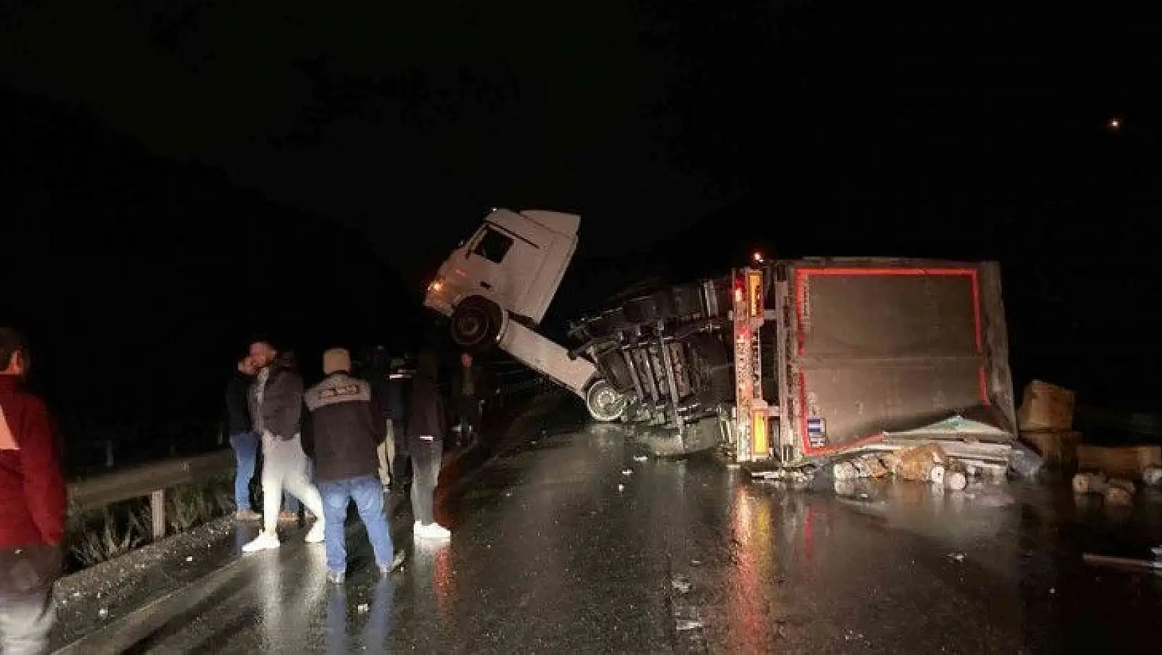 Bursa'da tır kazası nedeniyle Yalova-Bursa yolu ulaşıma kapandı