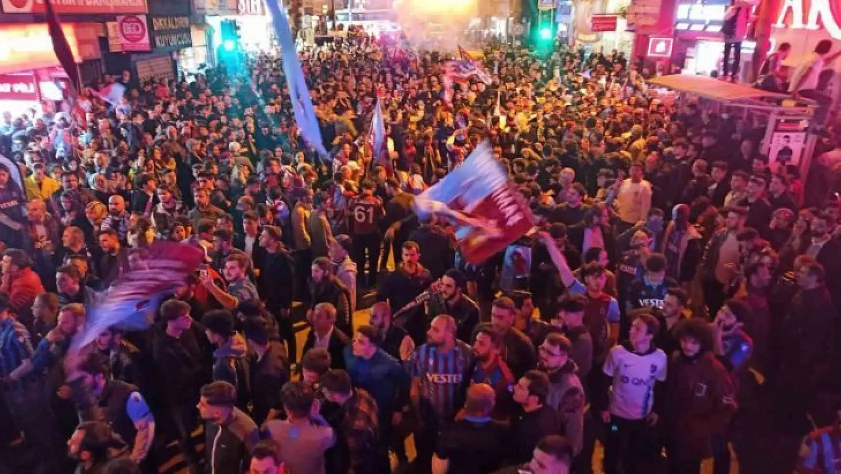 Bursa'da Trabzonspor'un şampiyonluğu coşkuyla kutlandı