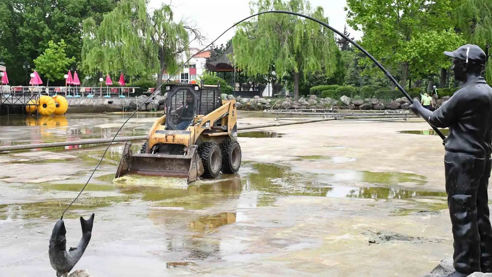 Büyükşehir, Atatürk Parkı'ndaki süs havuzunu temizledi