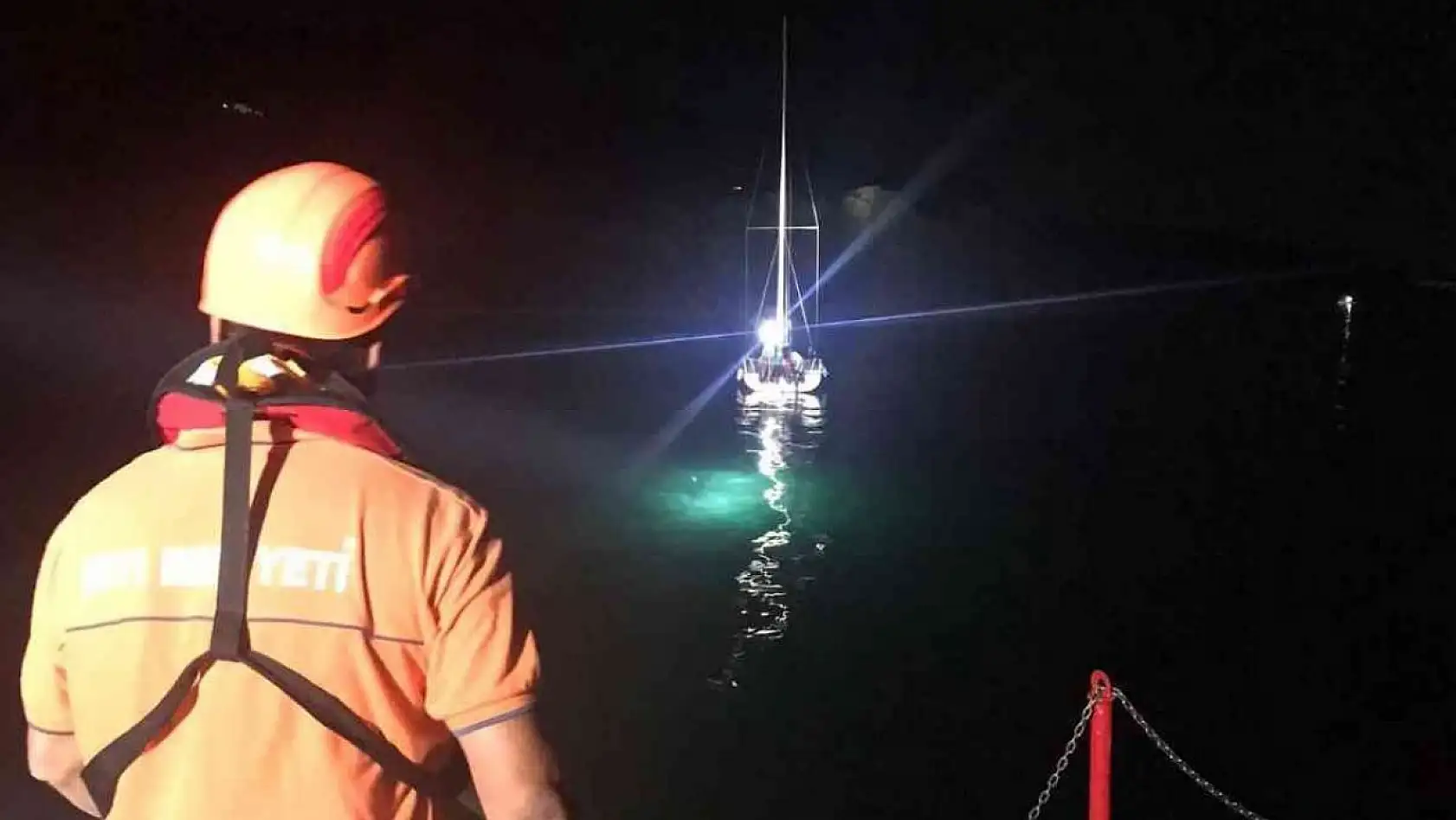 Çanakkale Boğazı'nda karaya oturan tekne kurtarıldı