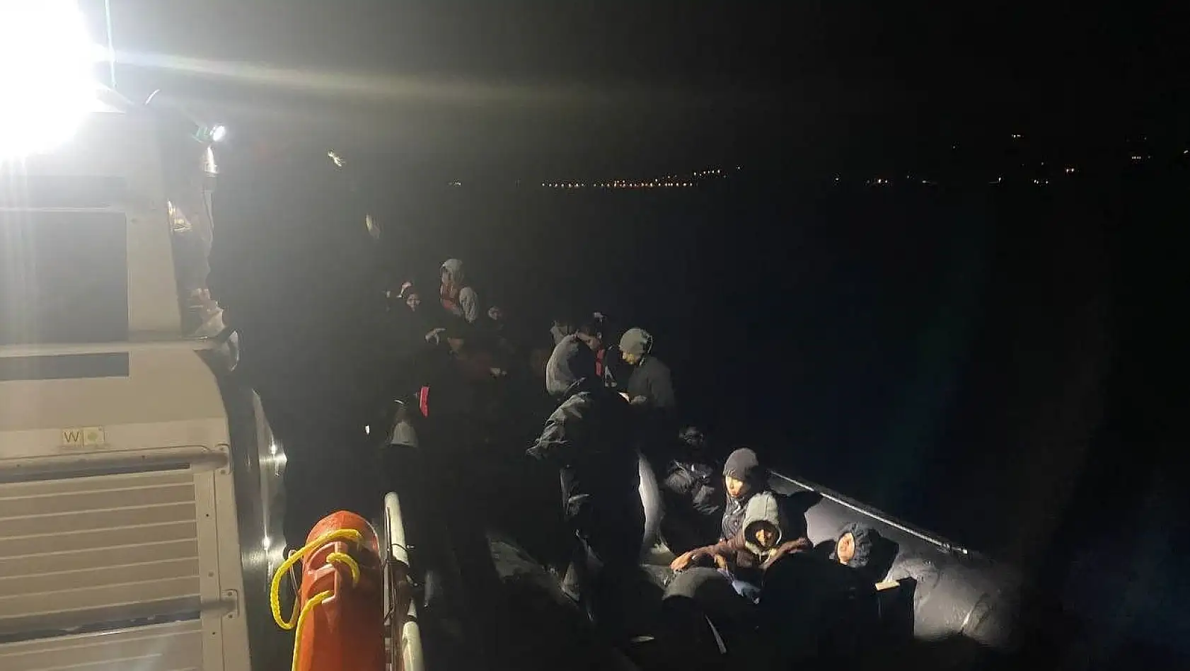 Çanakkale'de arızalanan lastik bot içinde sürüklenen 32 kaçak göçmen kurtarıldı