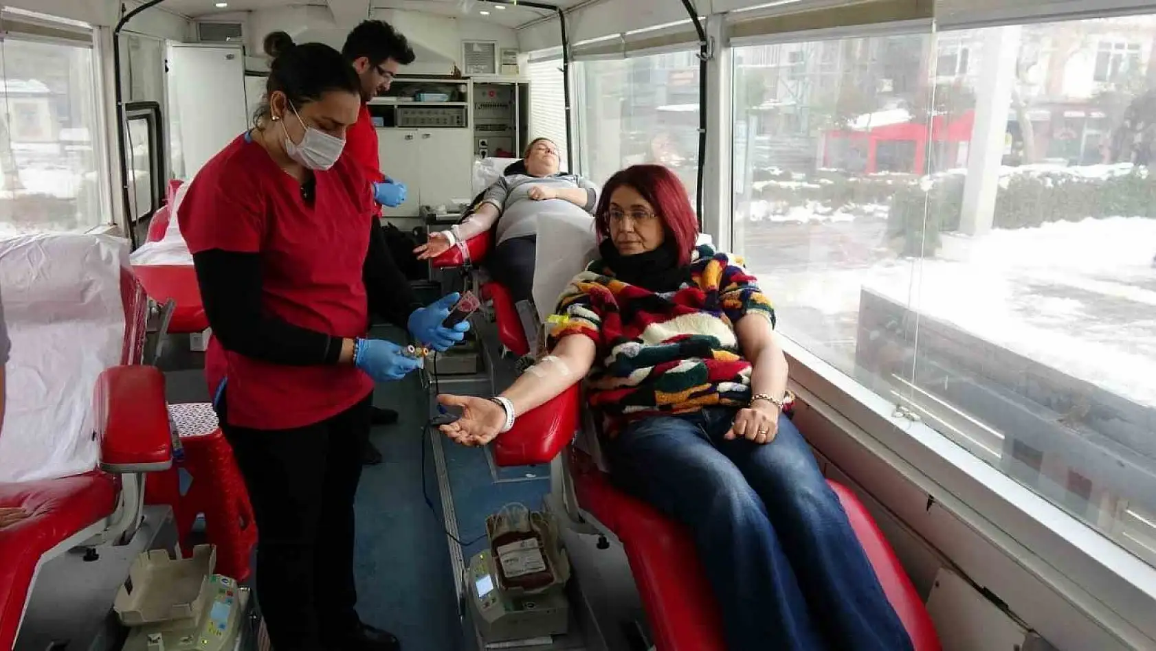 Çanakkale'de vatandaşlar deprem bölgesine kan bağışlıyor