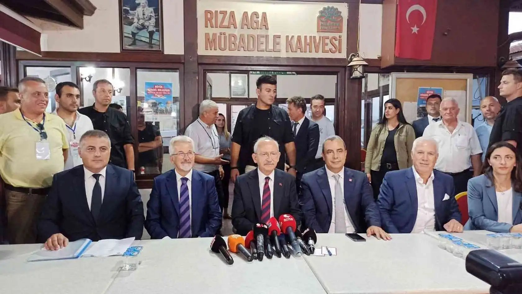 CHP Genel Başkanı Kılıçdaroğlu, muhtarlar ve vatandaşlarla buluştu