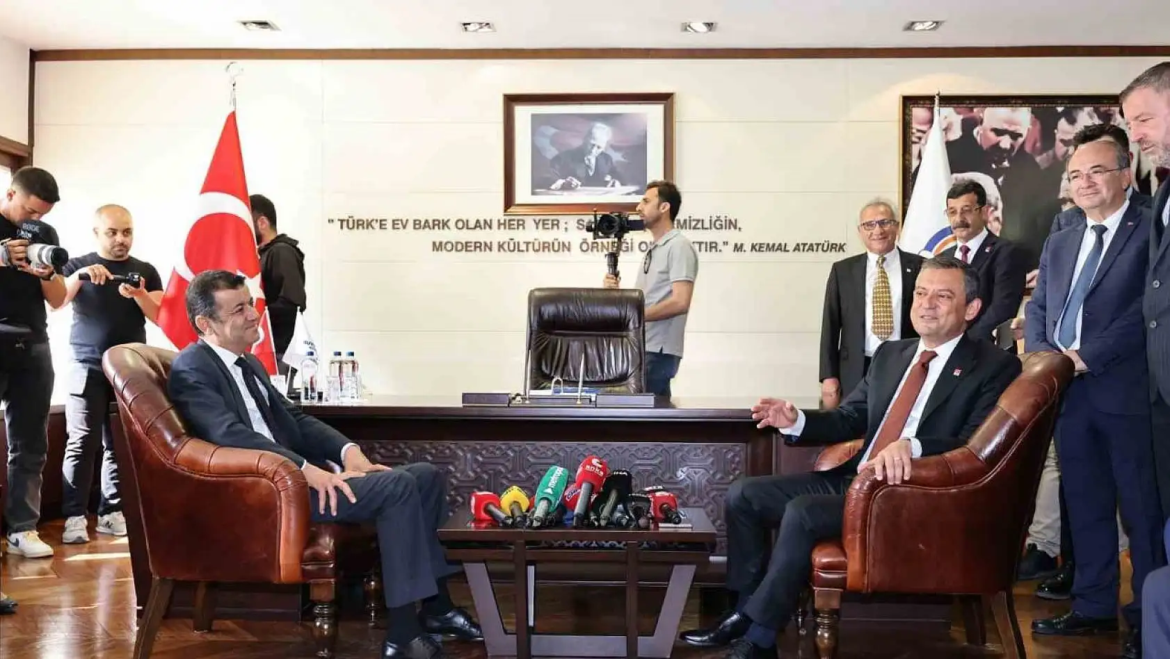CHP lideri Özel'den Başkan Çavuşoğlu'na övgü