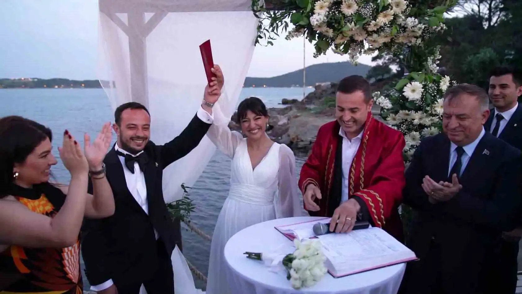 CHP PM Üyesi Umut Dikili'nin nikahını Balıkesir Büyükşehir Belediye Başkanı Ahmet Akın kıydı