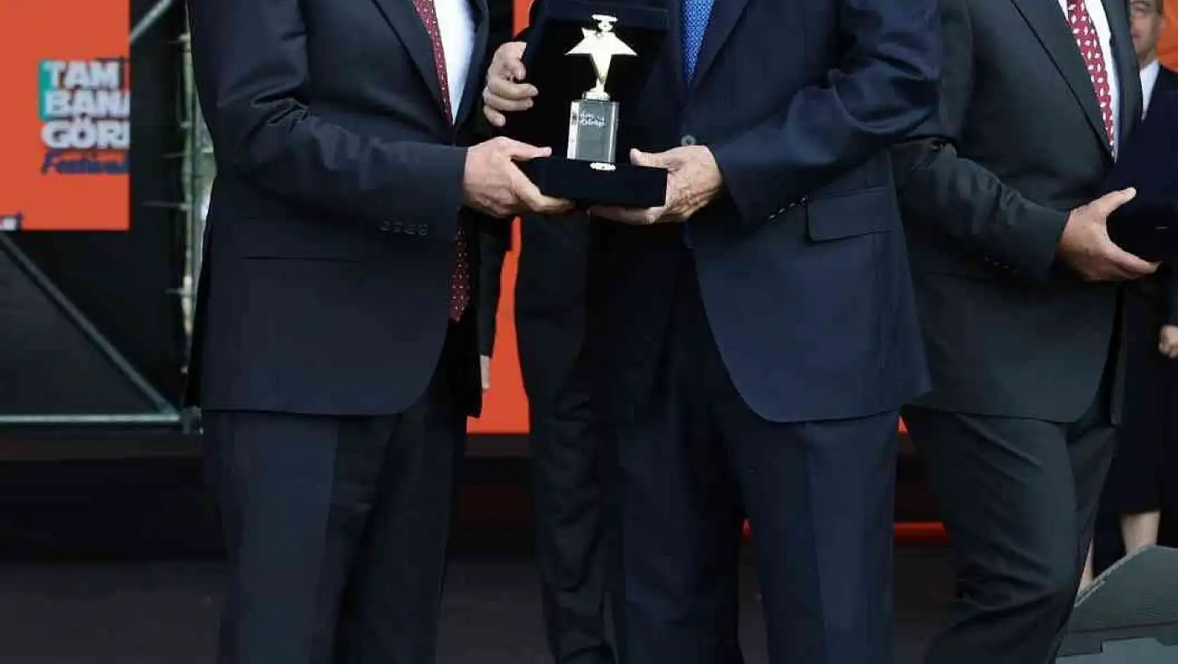 Cumhurbaşkanı Erdoğan'dan Başkan Zolan'a büyük ödül