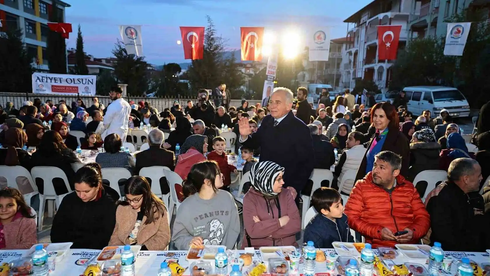 Denizli Büyükşehir iftar sofrasını Zeytinköy'de kurdu