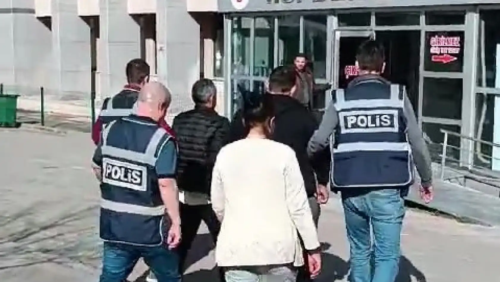 Denizli'de kesinleşmiş hapis cezasıyla aranan 3 kişi yakalandı