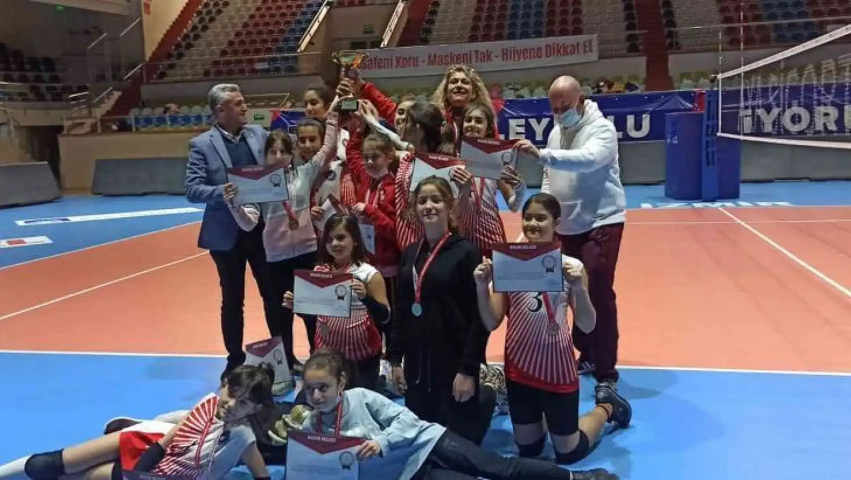 Dikili Cumhuriyet Ortaokulu küçük kızlar voleybol liginde İzmir şampiyonu