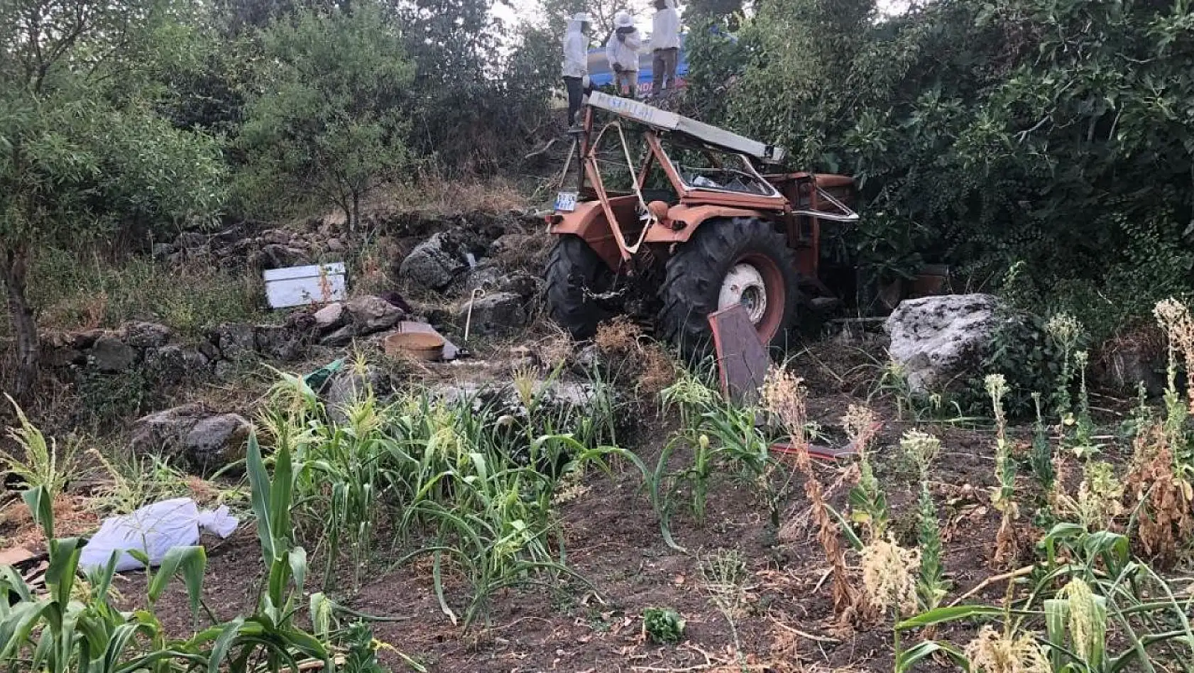 Dursunbey'de devrilen traktörün altında kalan karı-koca hayatını kaybetti
