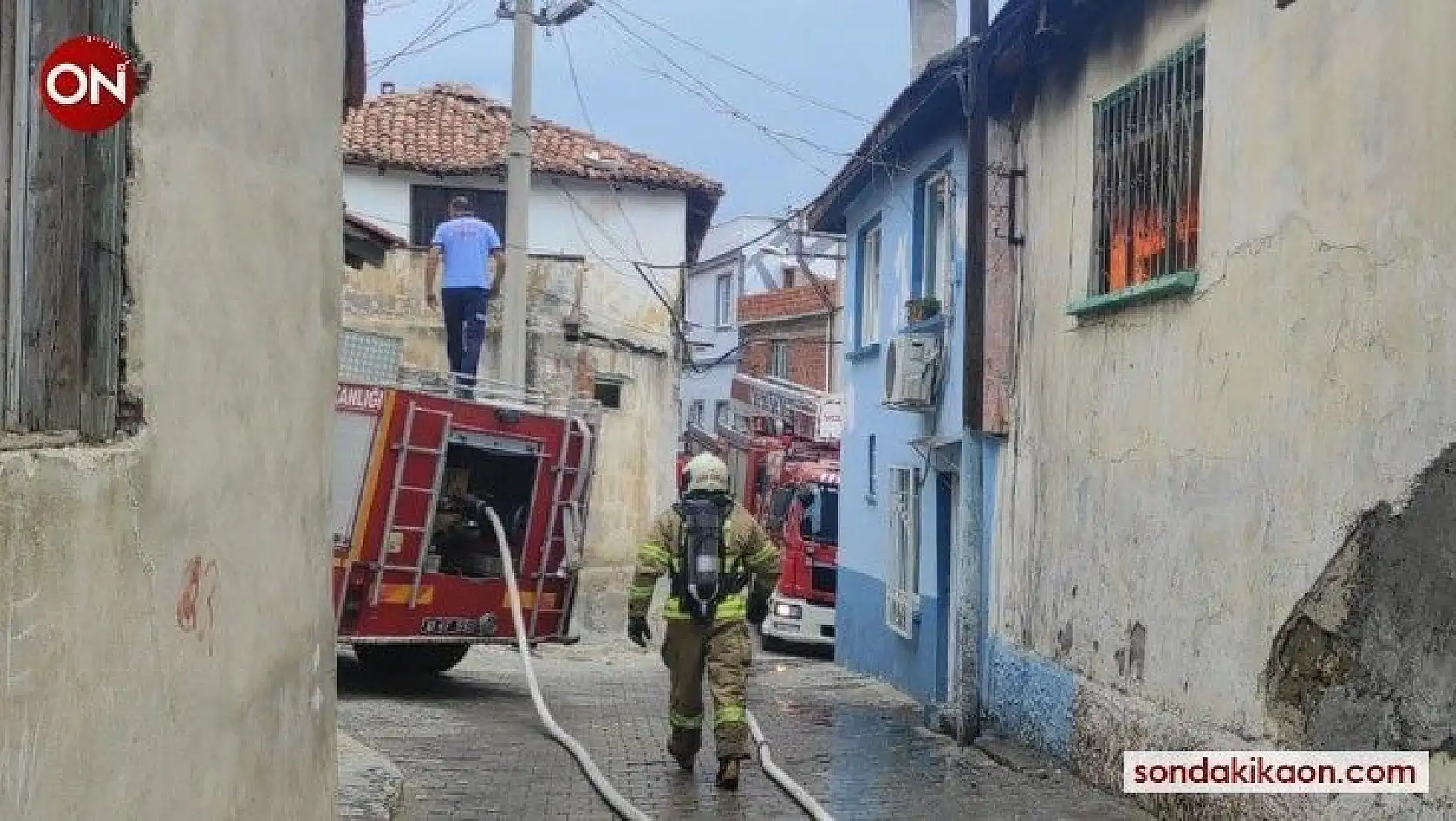 Edremit'te mahalleyi yanmaktan itfaiye ekipleri kurtardı