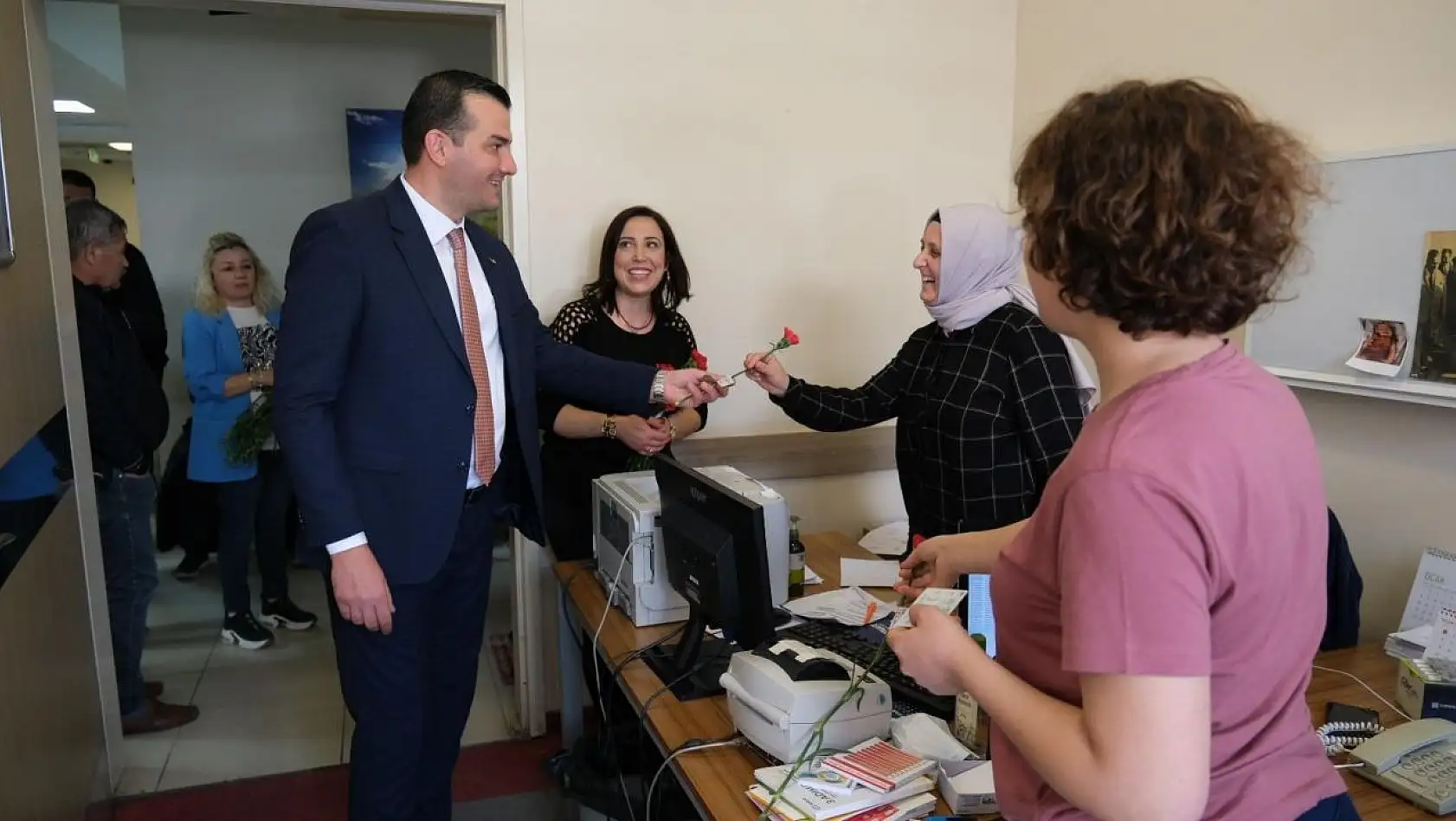 Efeler Belediye Başkan Adayı Pehlivan, gününü sağlık çalışanlarına ayırdı