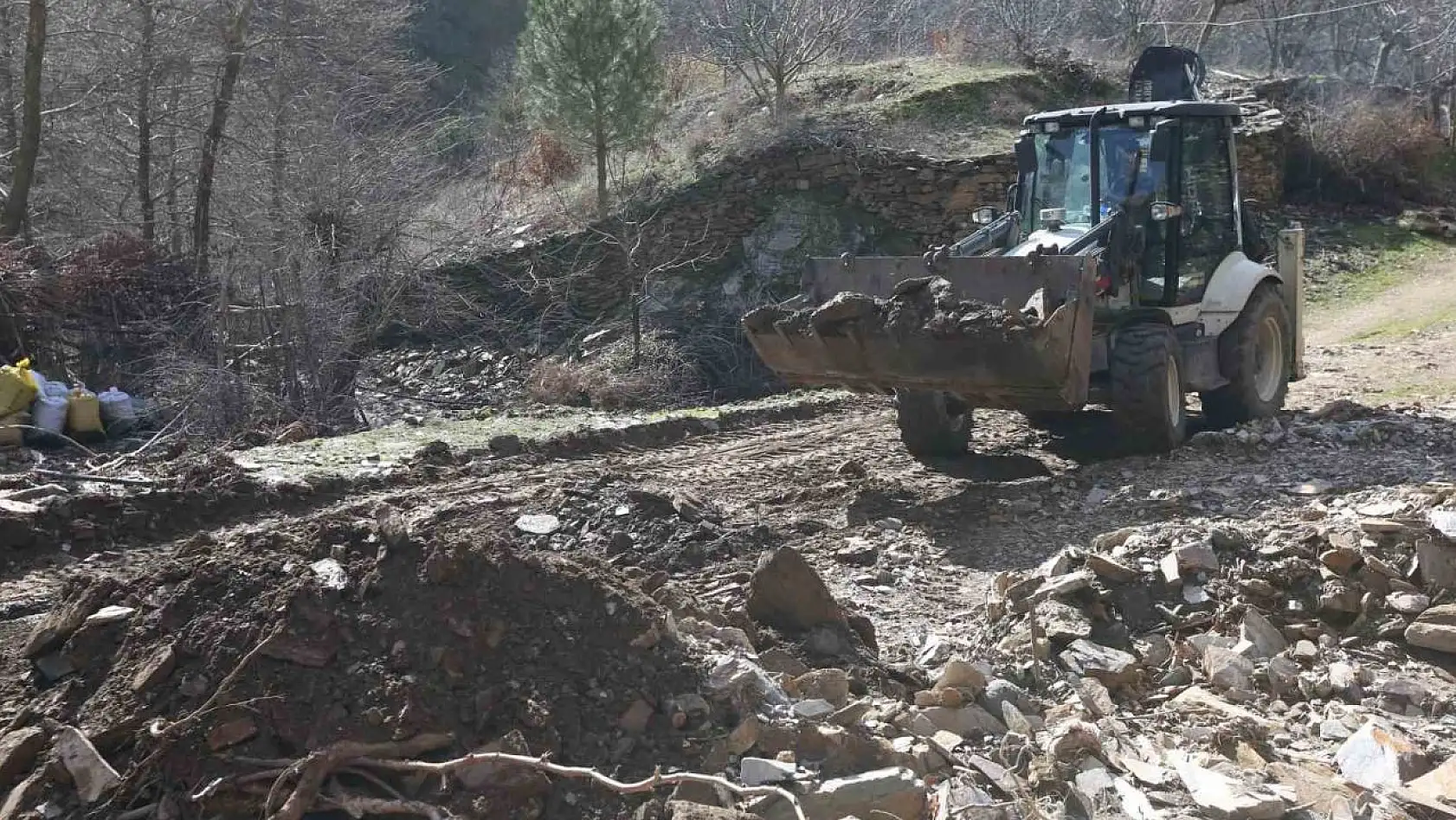Efeler Belediyesi, yağış nedeniyle kapanan yollara müdahale etti