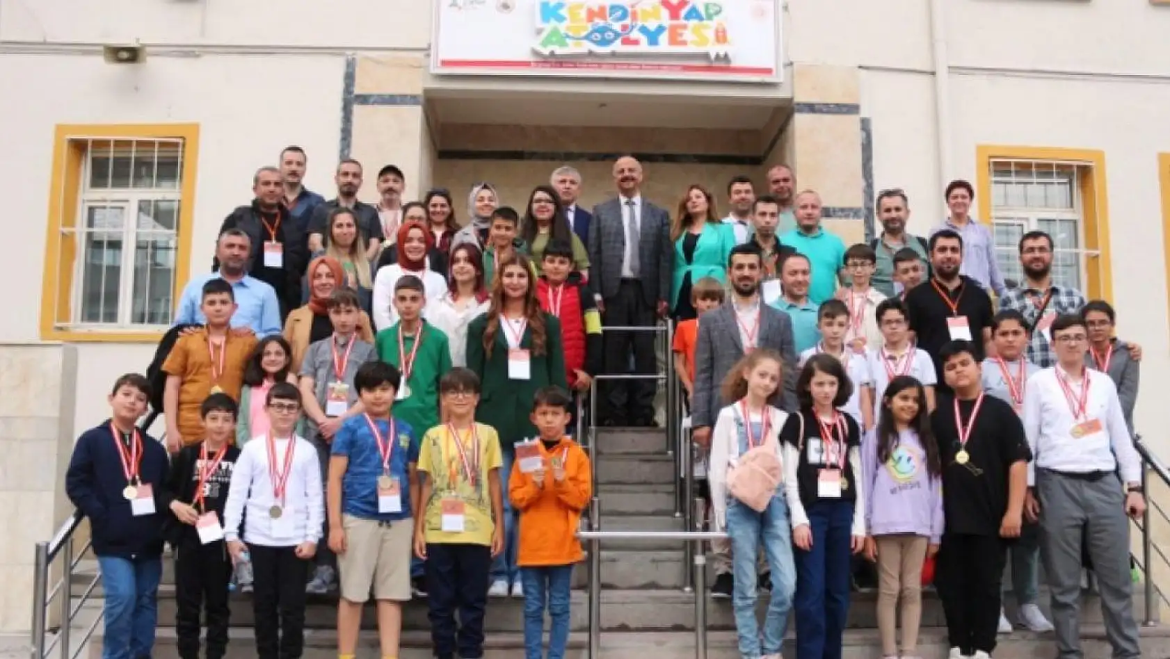 Emet Gazikemal İlkokulu, 'Blok Tabanlı Kodlama' proje yarışmasında Türkiye birincisi