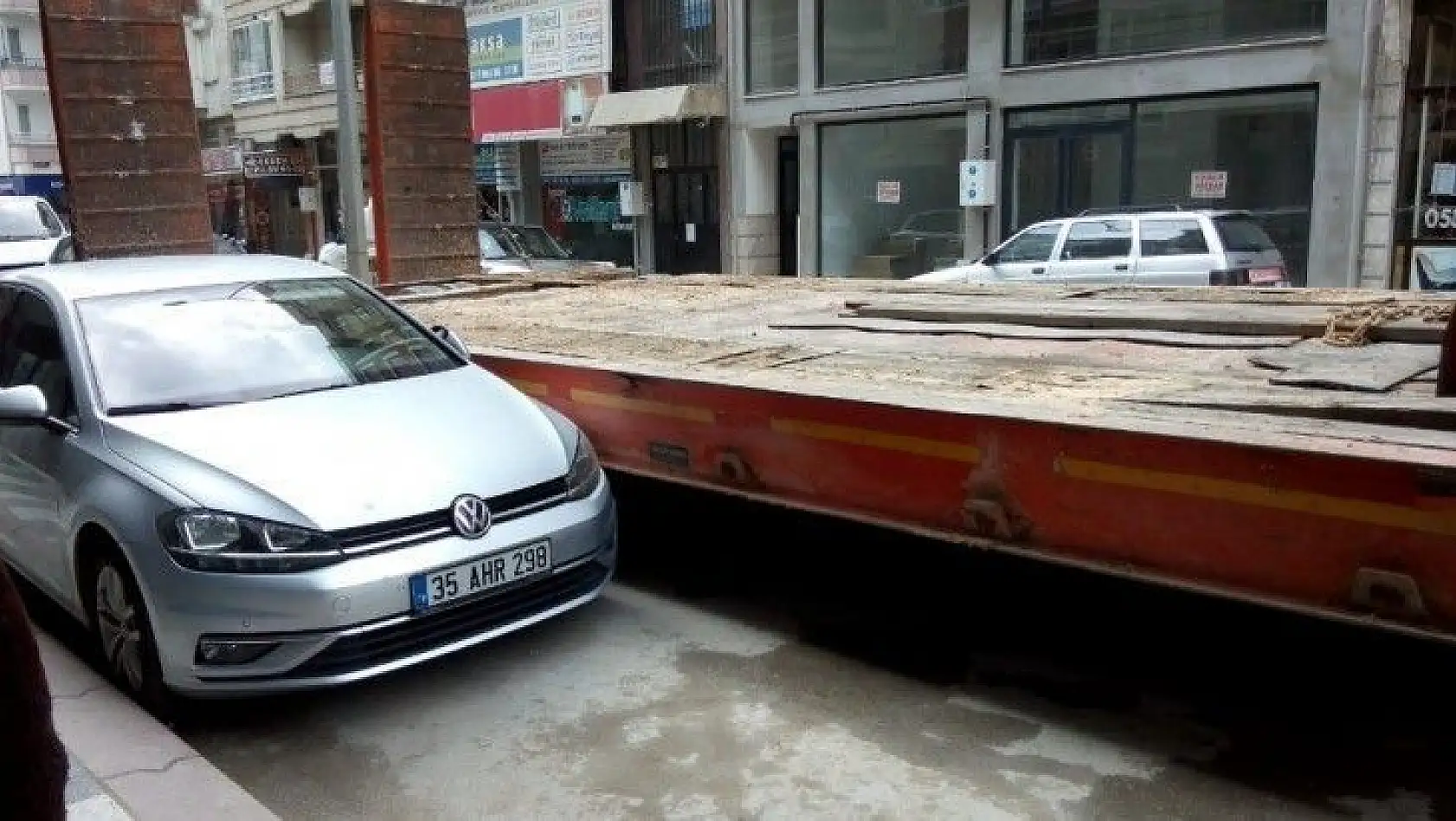 Erdek'te sorumsuz araç sürücüsü trafiği felç etti