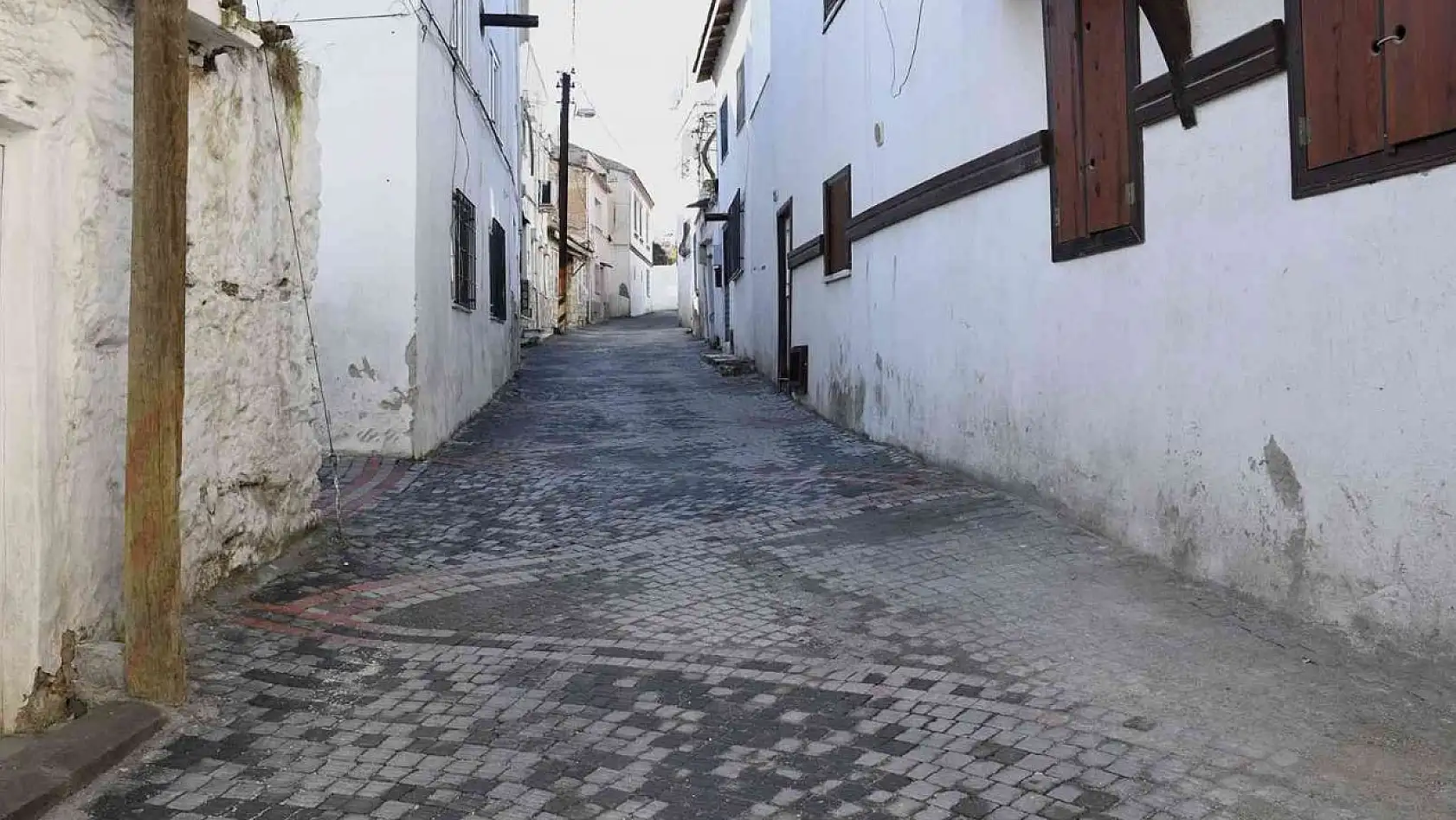 Eski Kuşadası'nın tarihi sokakları aslına uygun olarak yenilendi
