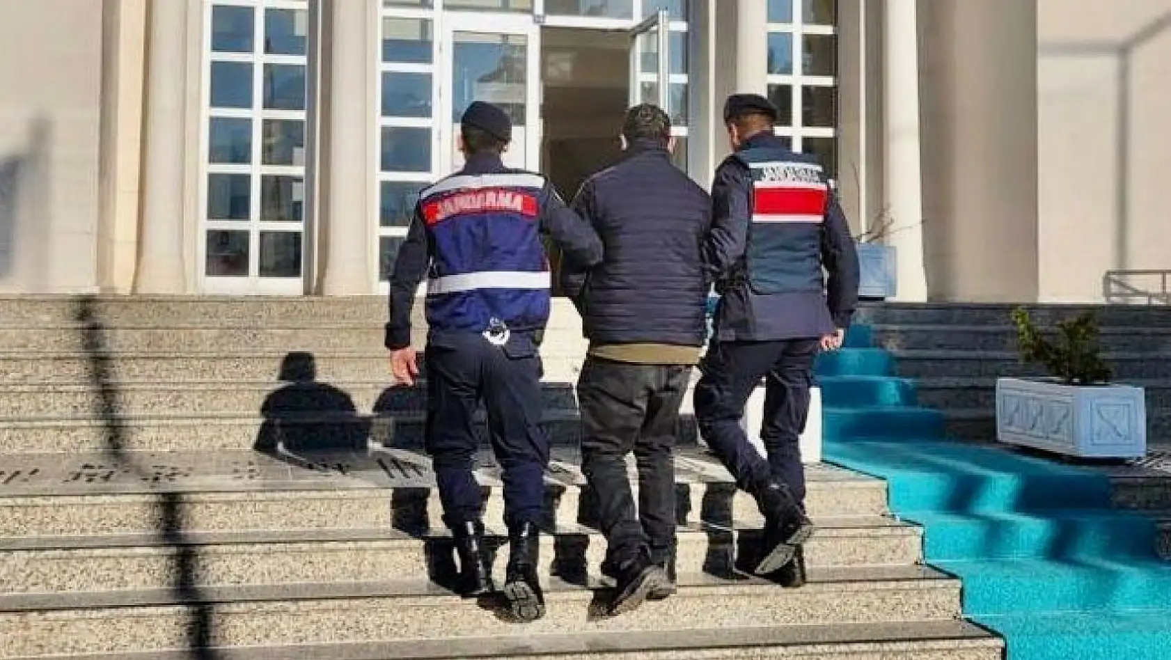 Fethiye'de 7 ayrı suçtan aranan şahıs JASAT timinden kaçamadı